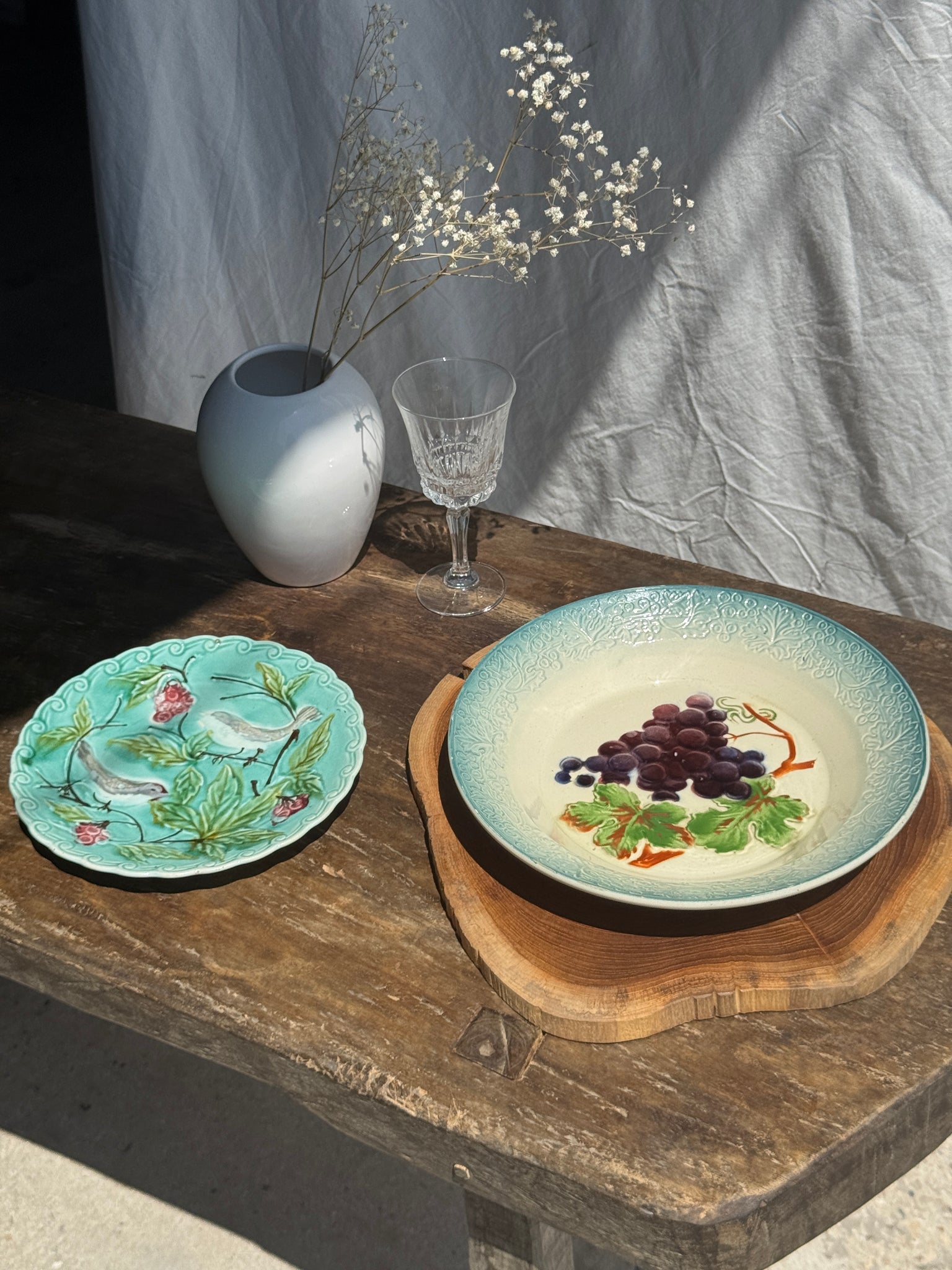 Plat creux en faïence à motifs de raisin