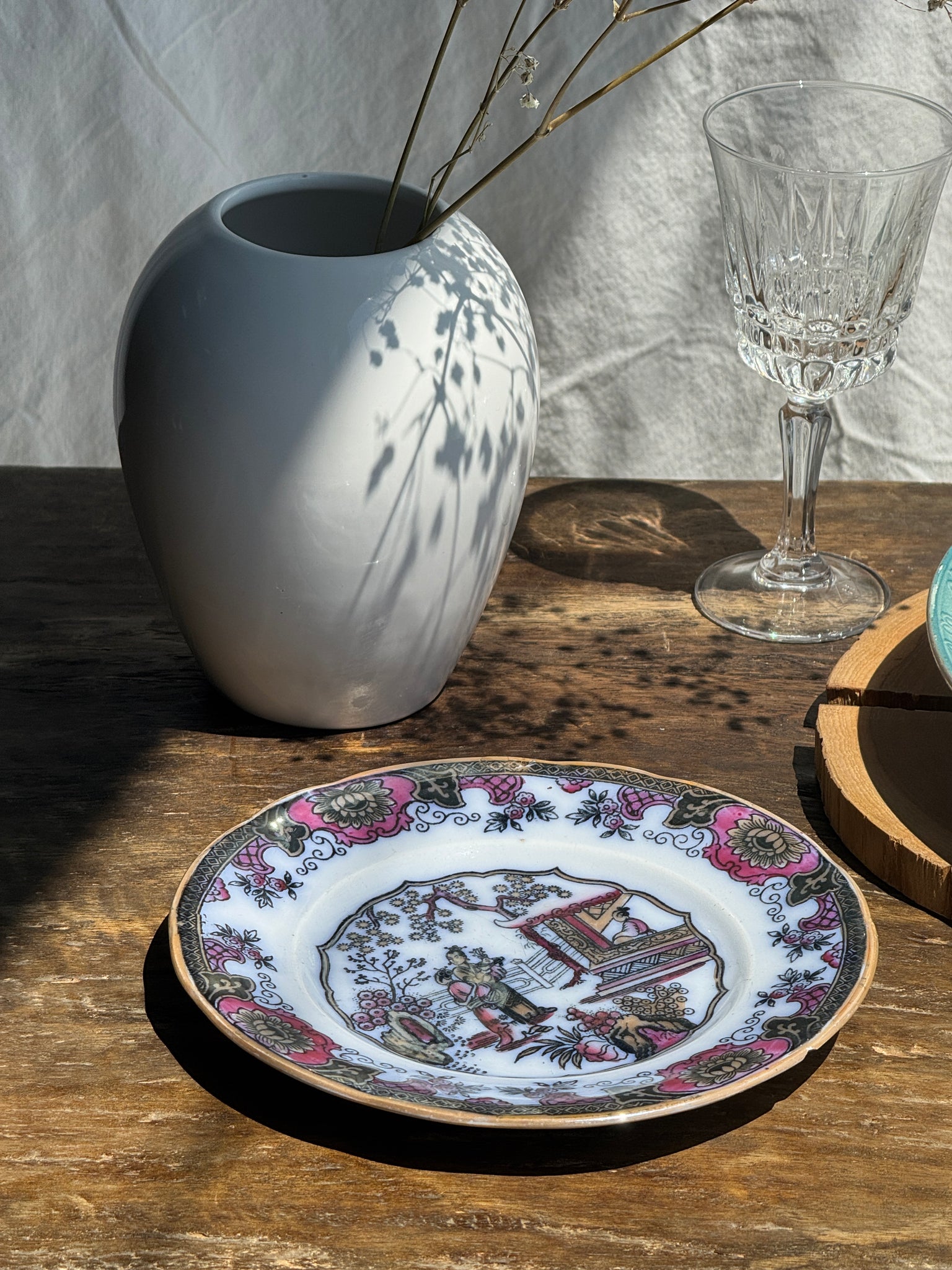 Assiette 1850 de Canton figurant une scène en jardin
