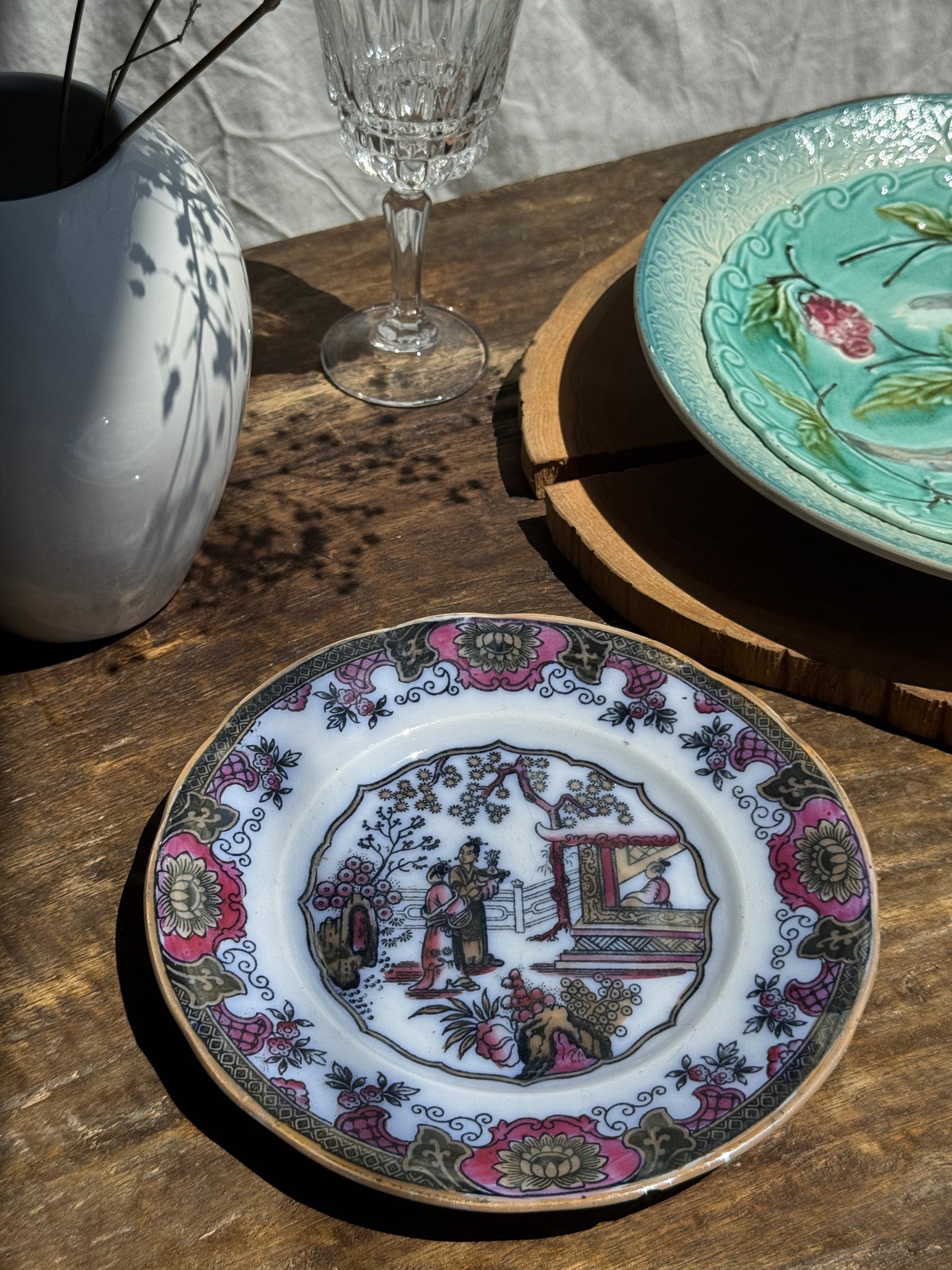 Assiette 1850 de Canton figurant une scène en jardin