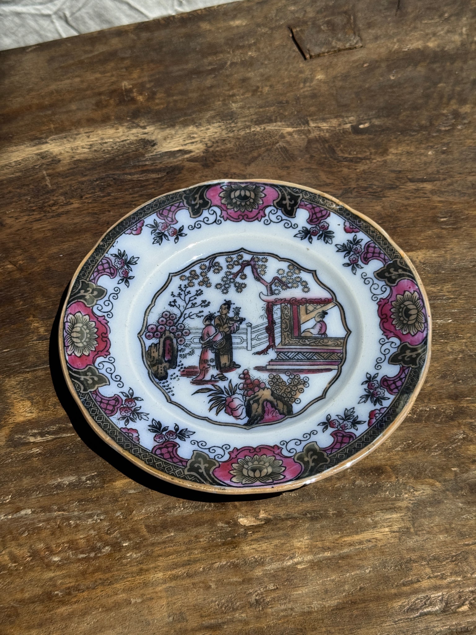 Assiette 1850 de Canton figurant une scène en jardin