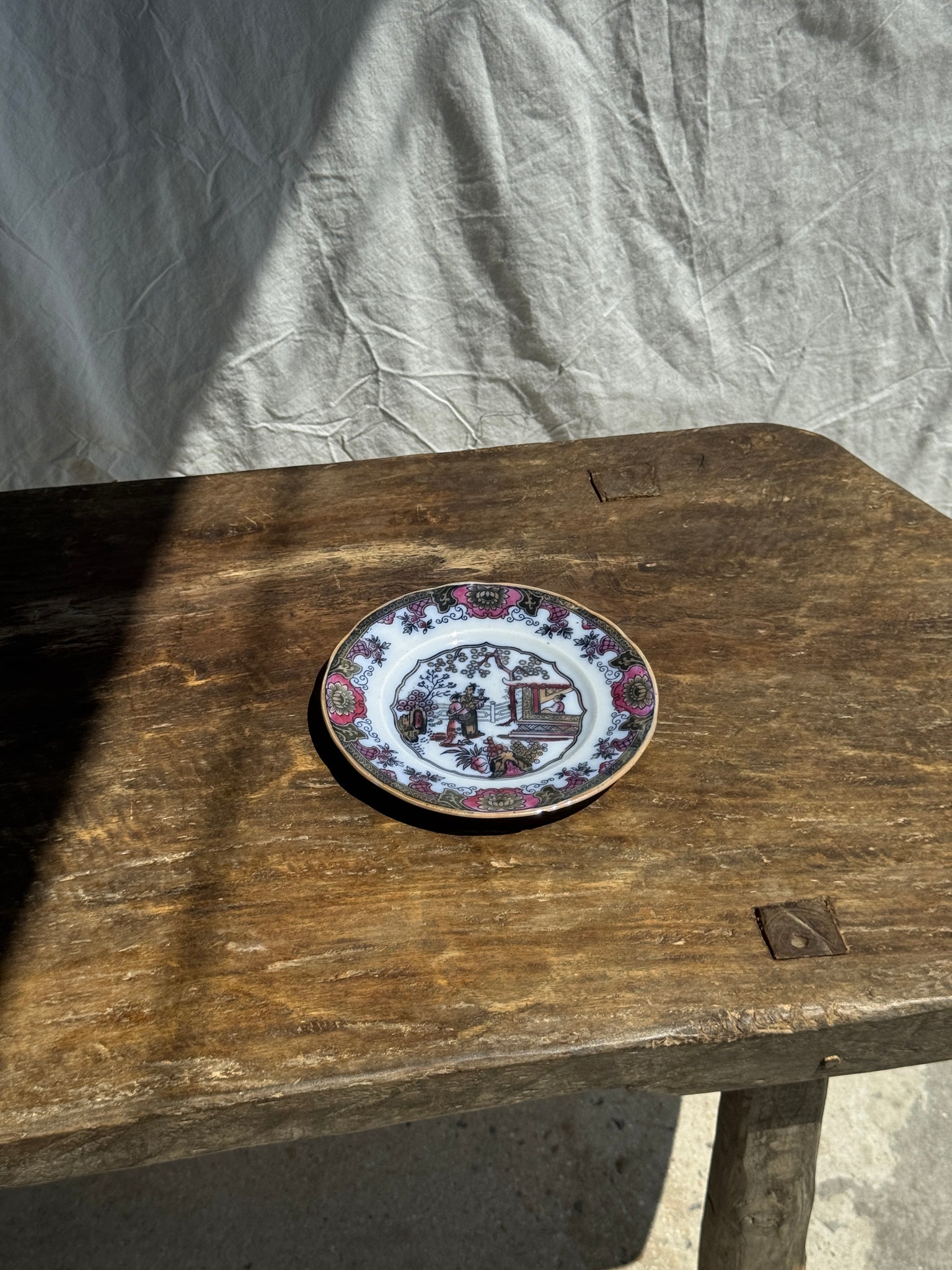 Assiette 1850 de Canton figurant une scène en jardin