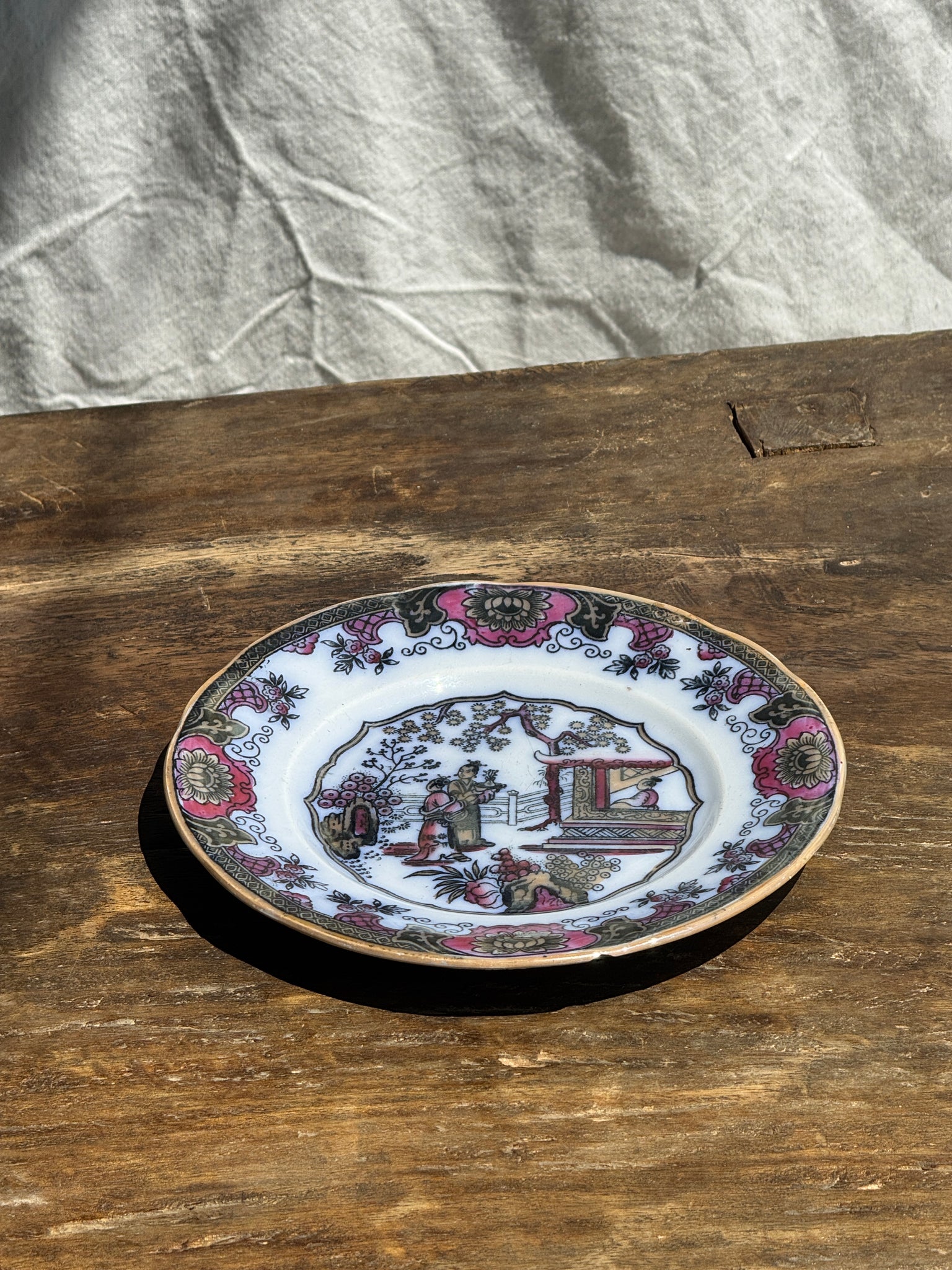 Assiette 1850 de Canton figurant une scène en jardin