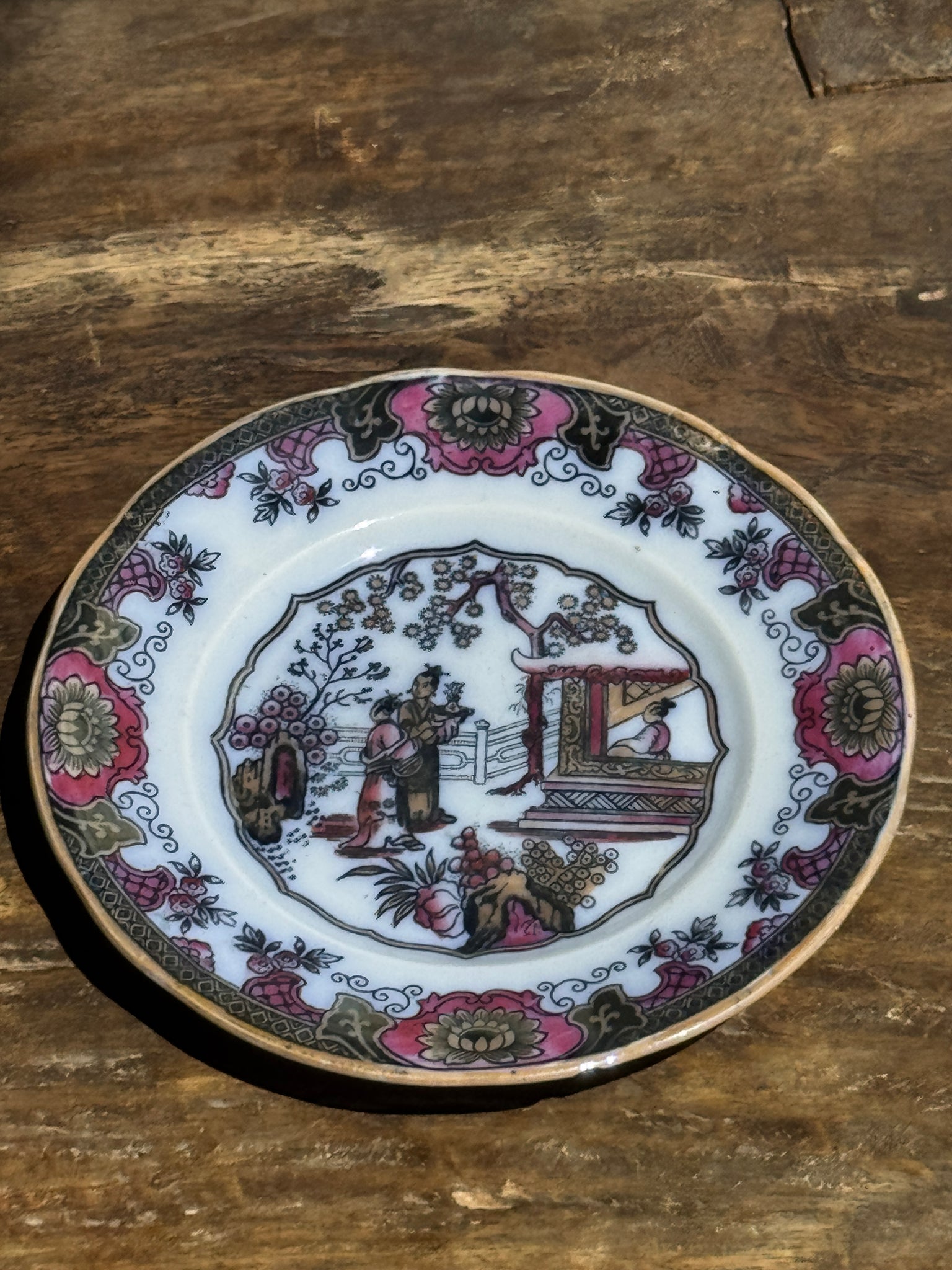 Assiette 1850 de Canton figurant une scène en jardin