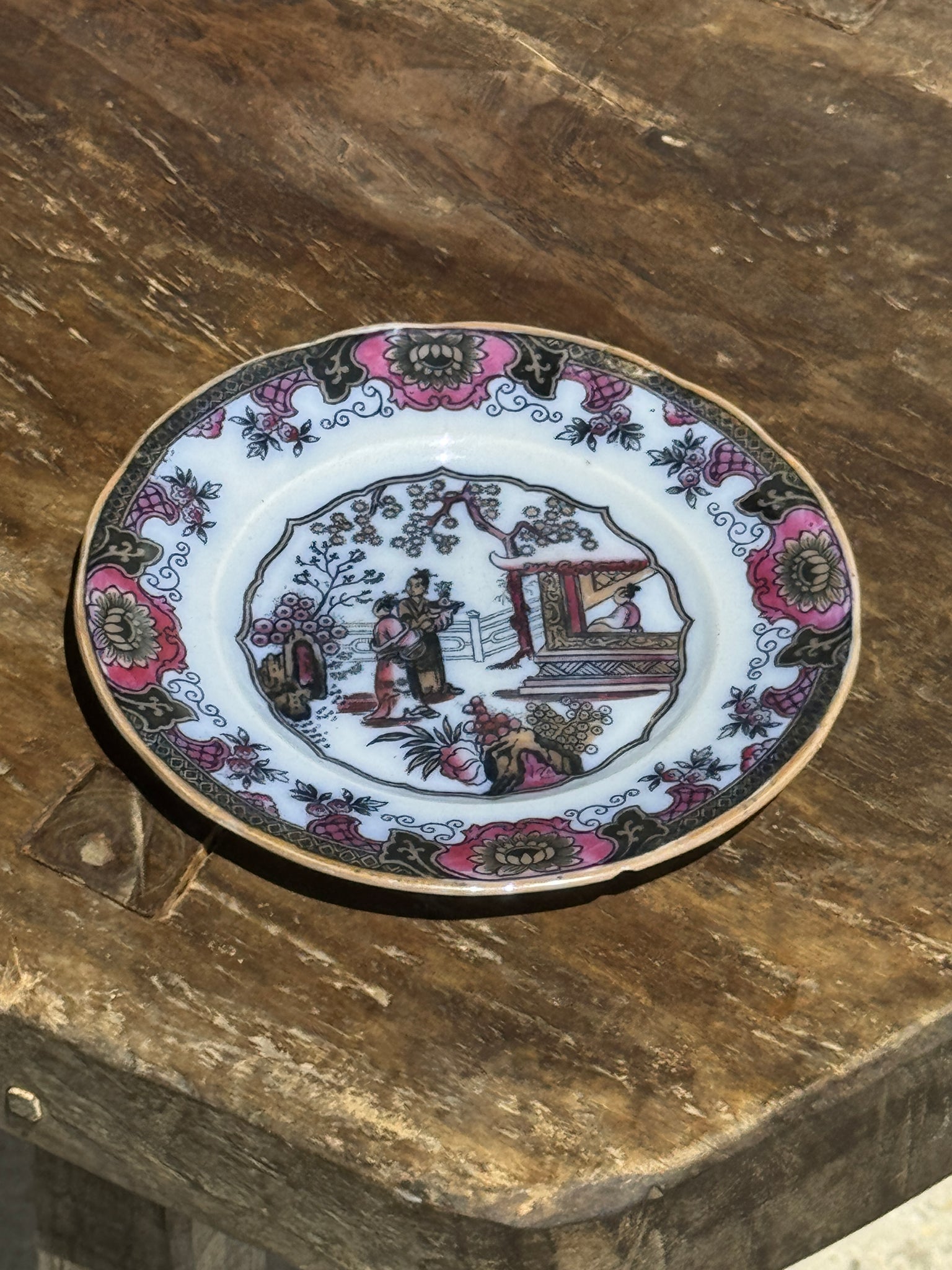 Assiette 1850 de Canton figurant une scène en jardin