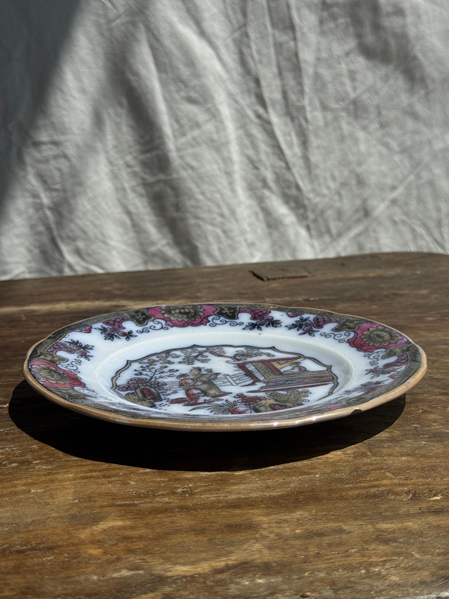 Assiette 1850 de Canton figurant une scène en jardin