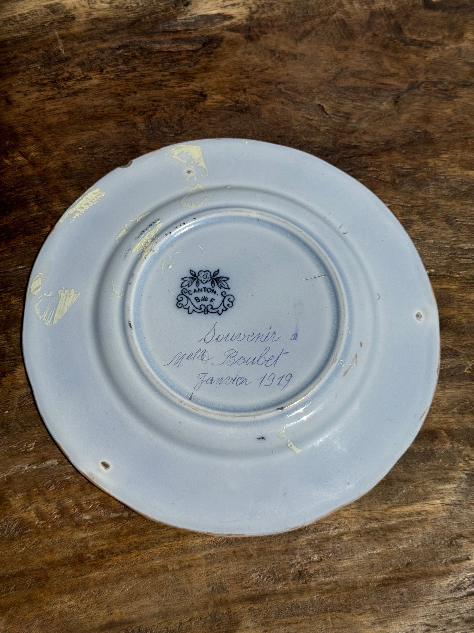 Assiette 1850 de Canton figurant une scène en jardin