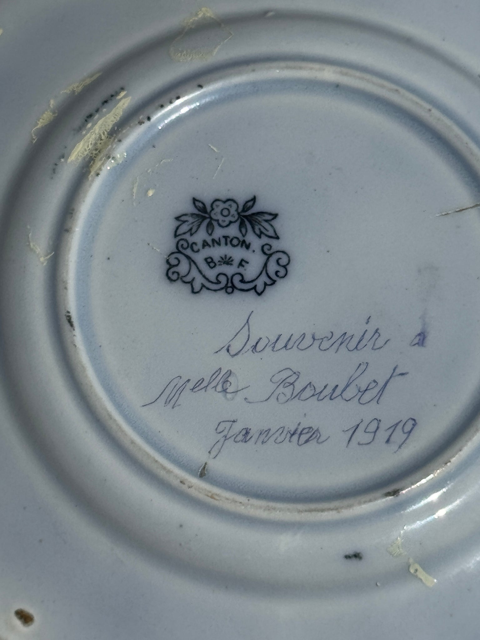 Assiette 1850 de Canton figurant une scène en jardin