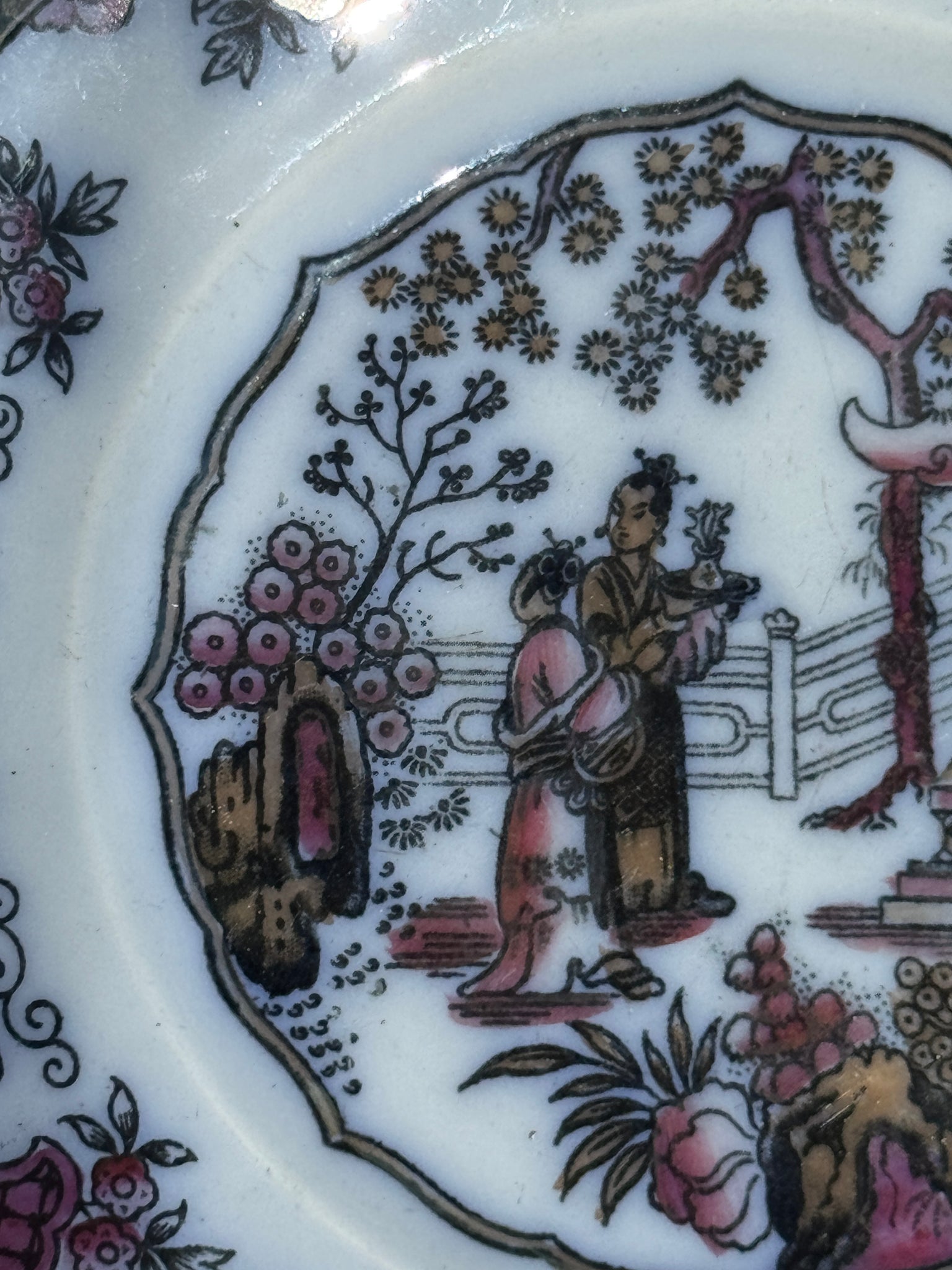 Assiette 1850 de Canton figurant une scène en jardin