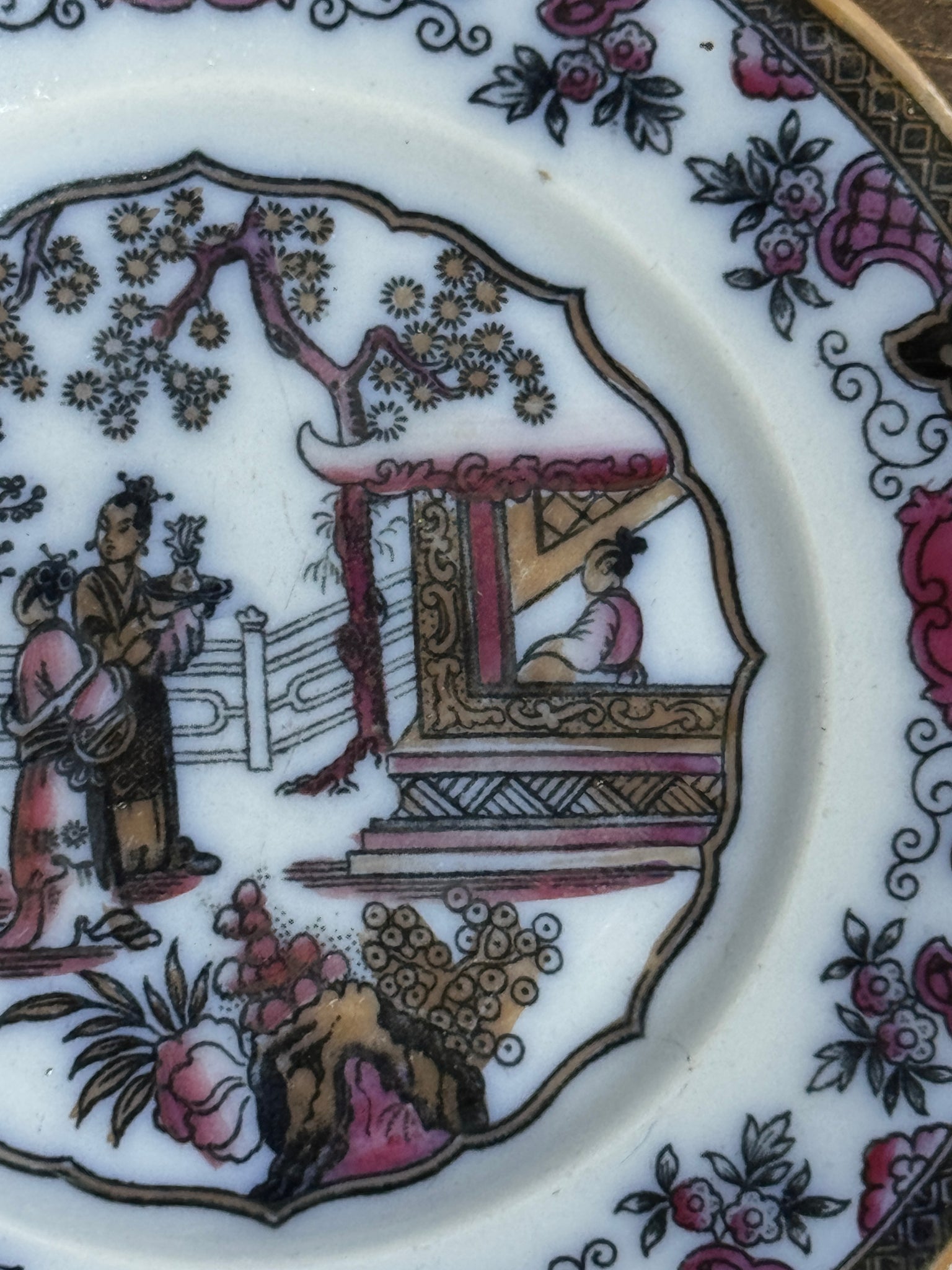 Assiette 1850 de Canton figurant une scène en jardin