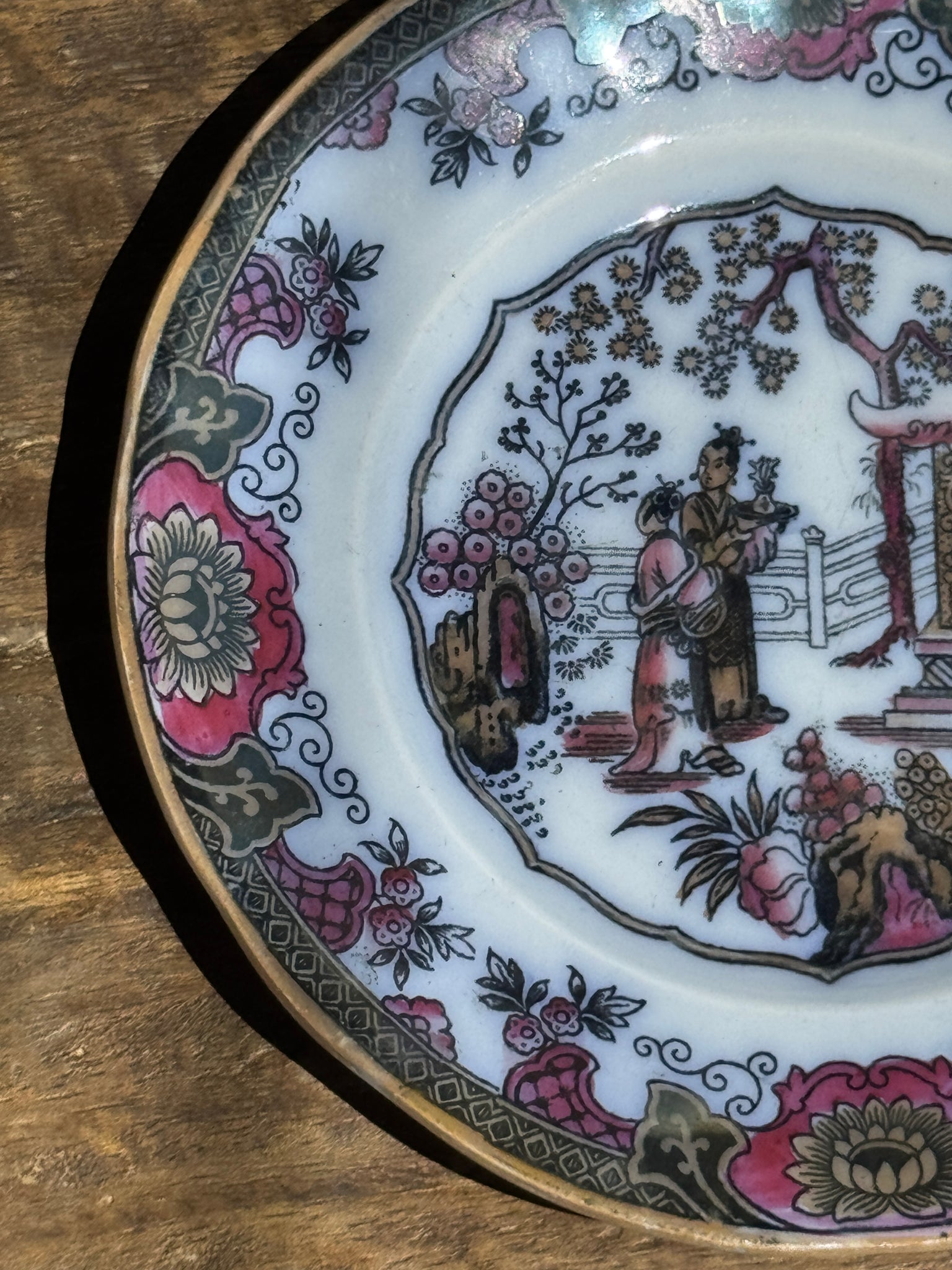 Assiette 1850 de Canton figurant une scène en jardin