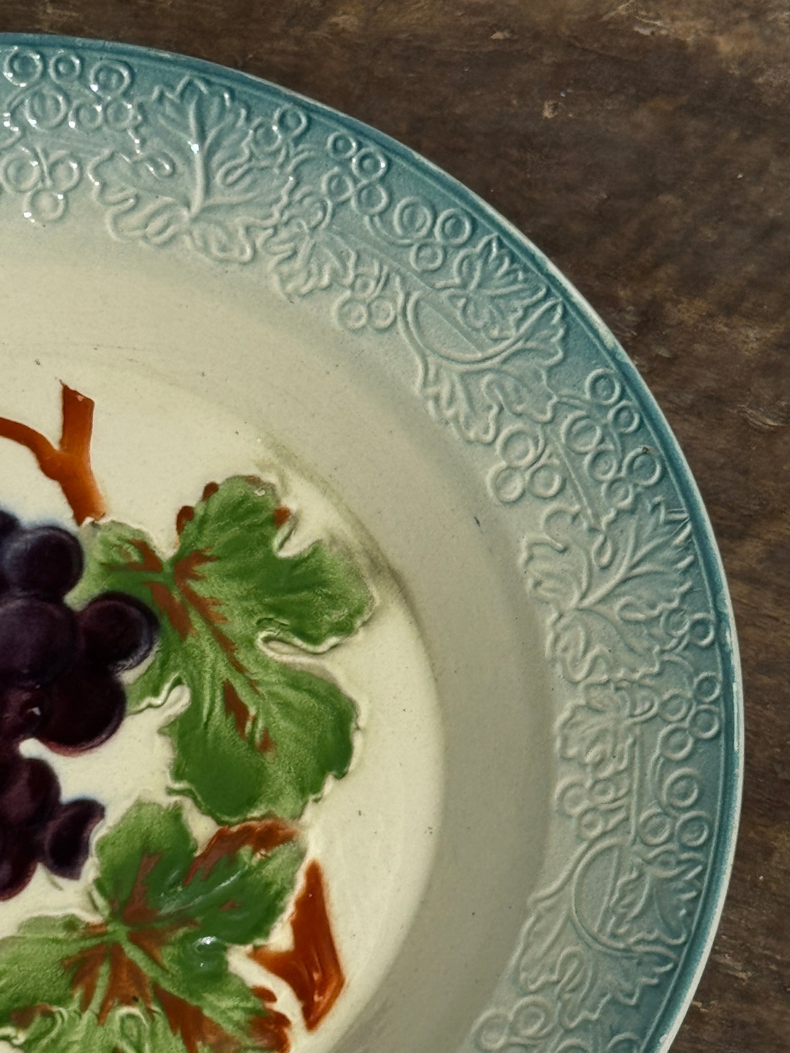 Plat creux en faïence à motifs de raisin