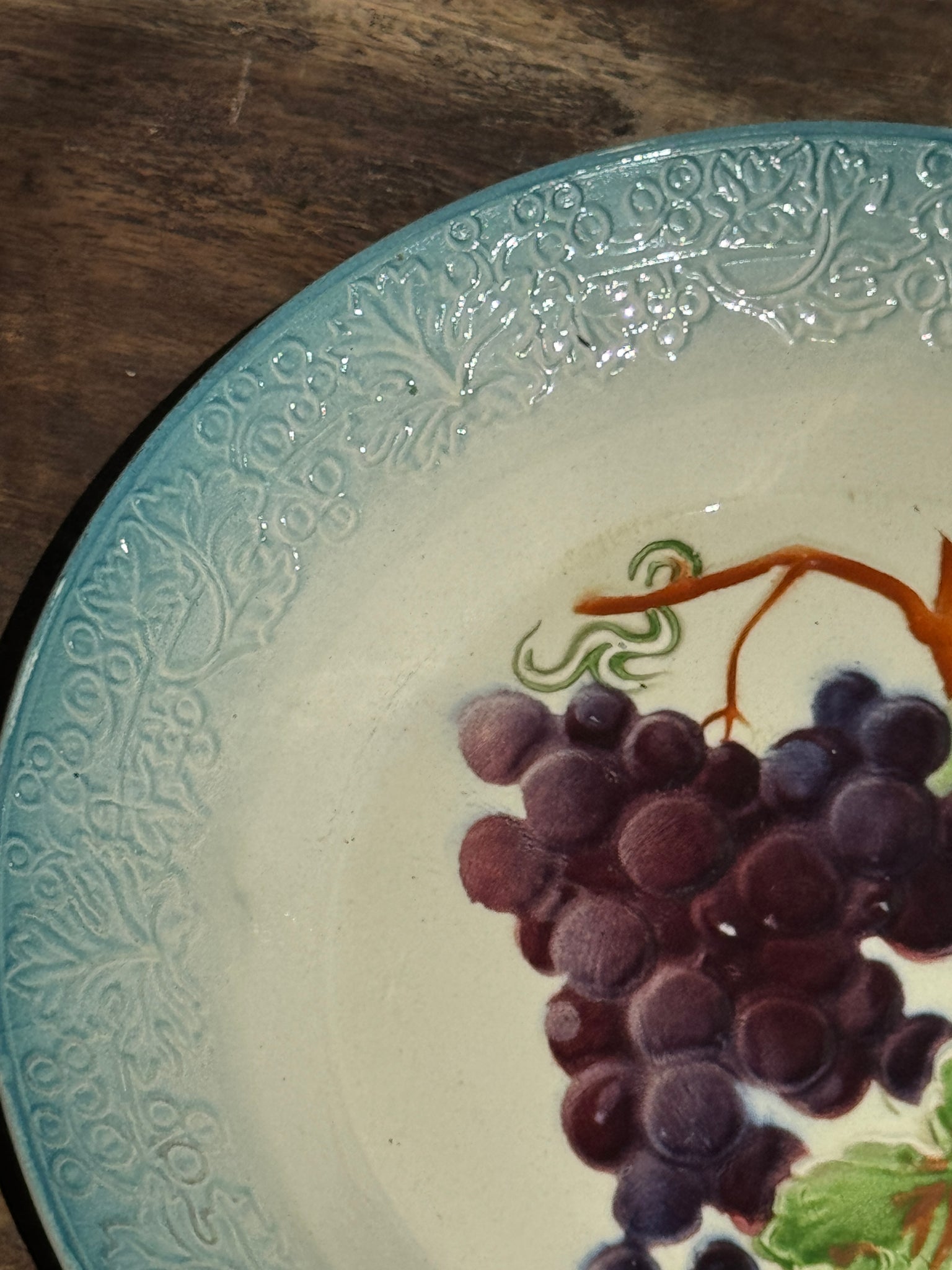 Plat creux en faïence à motifs de raisin