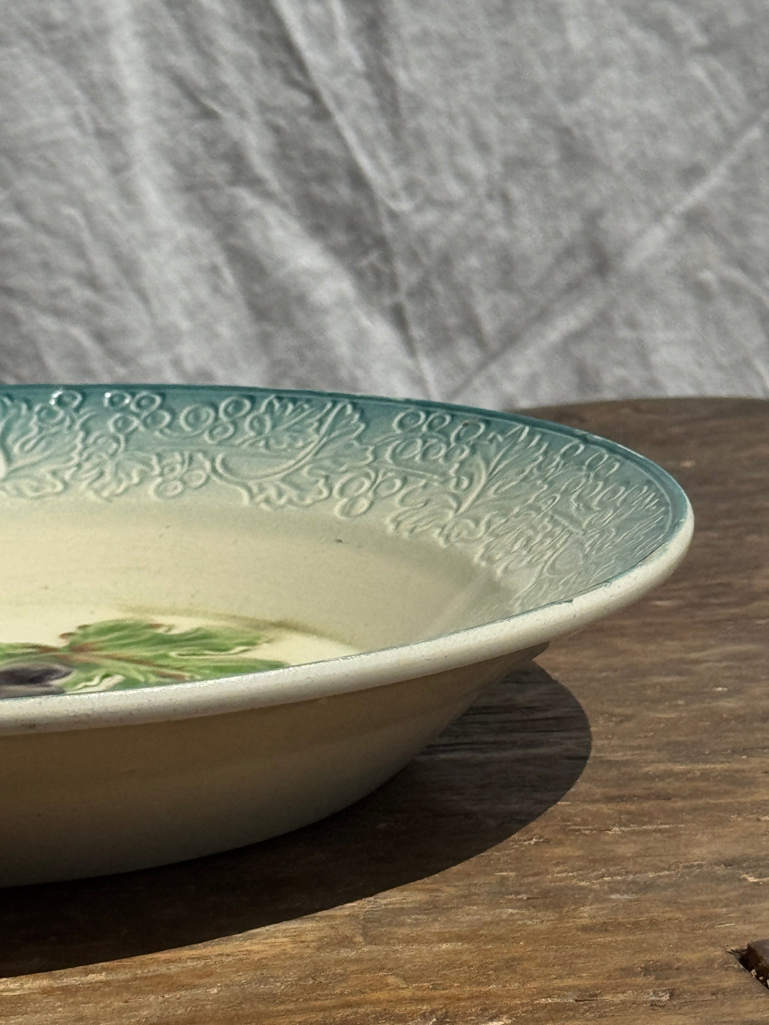 Plat creux en faïence à motifs de raisin
