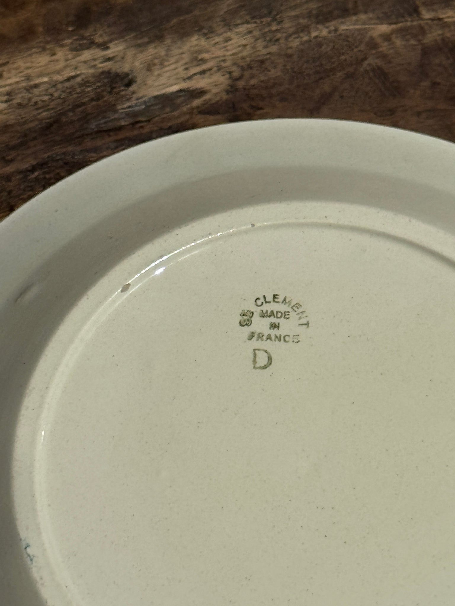 Plat creux en faïence à motifs de raisin