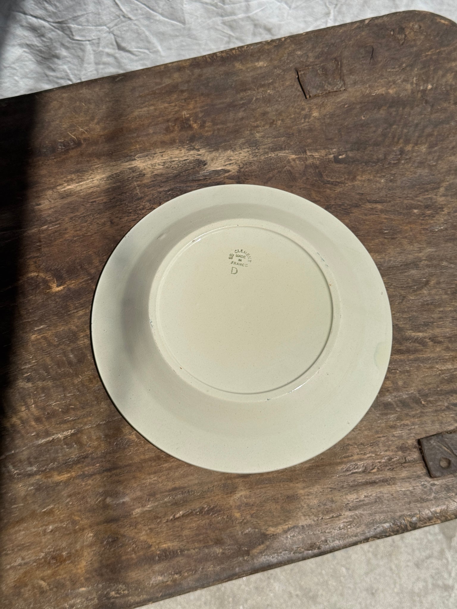 Plat creux en faïence à motifs de raisin