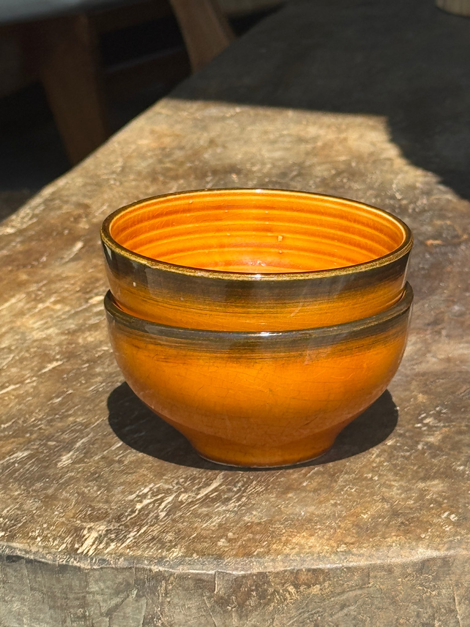 Paire de petits bols orange striés liseré noir