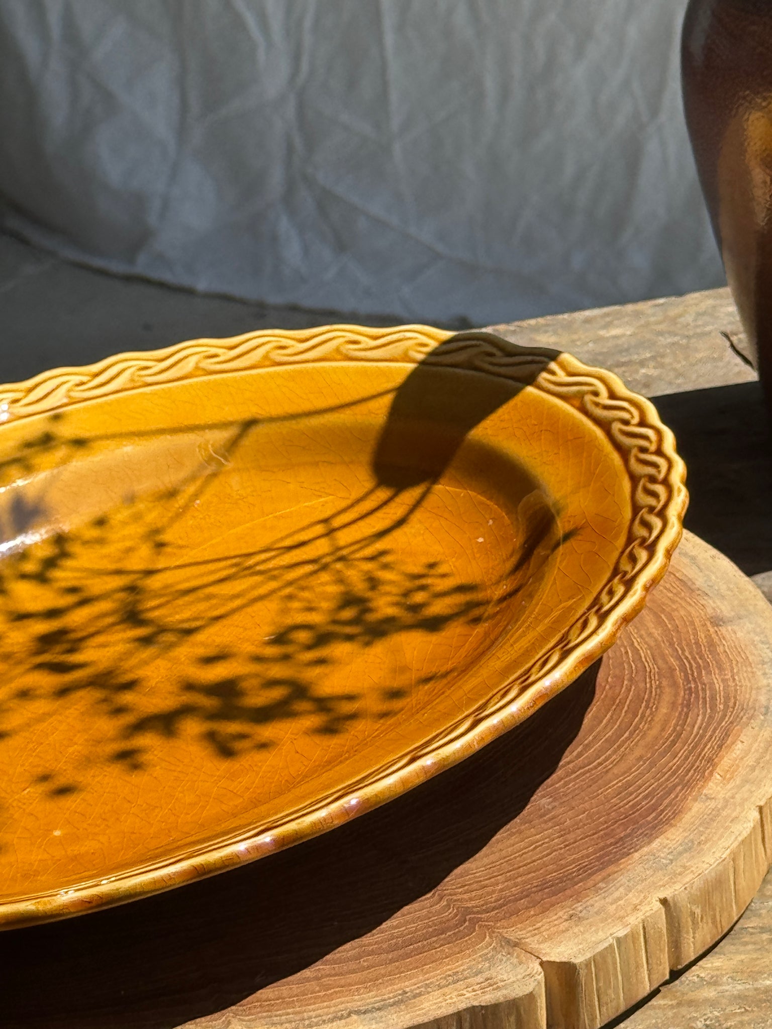 Plat ancien ovale jaune orange frise en bordure L:24