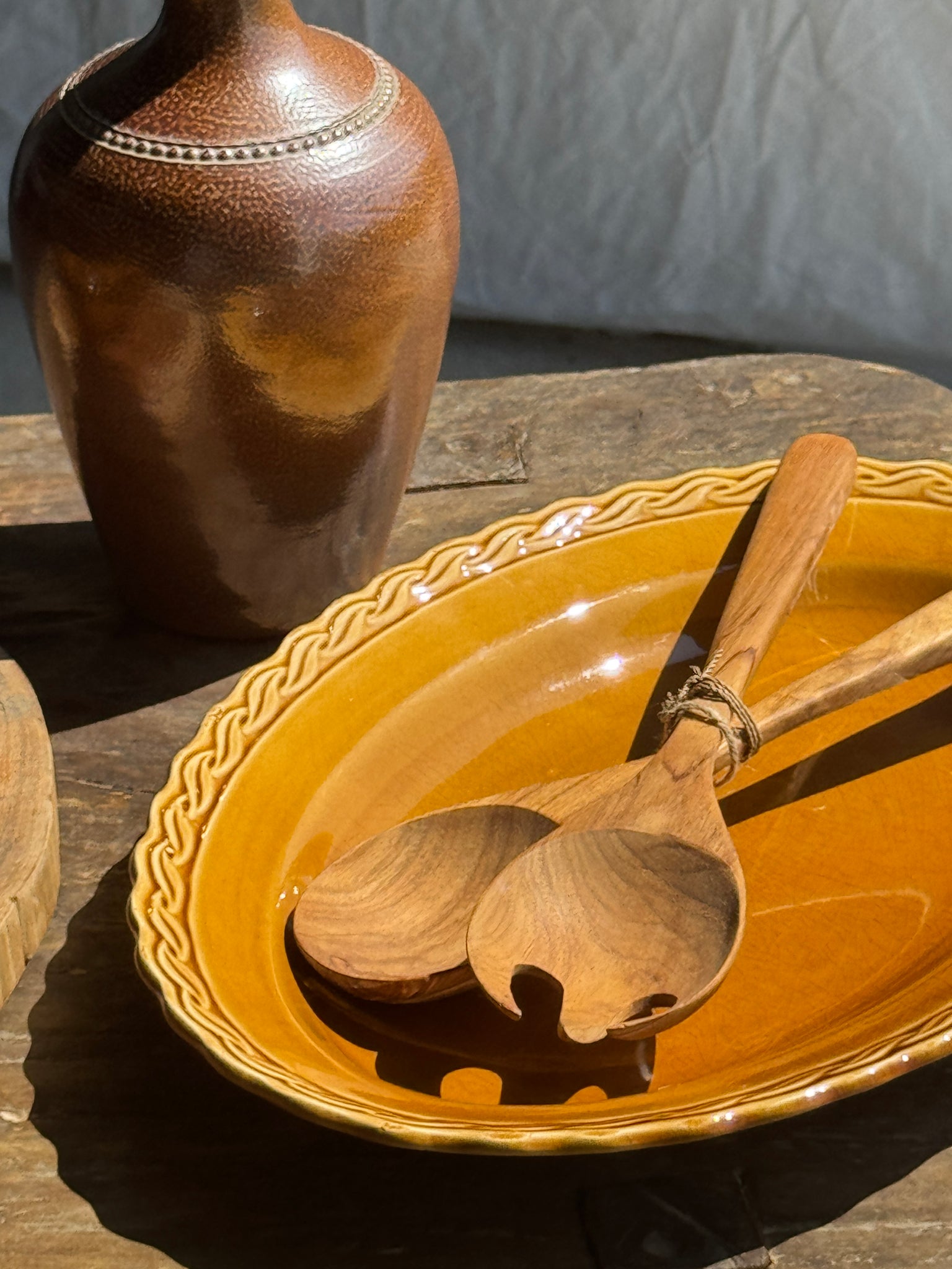 Plat ancien ovale jaune orange frise en bordure L:24