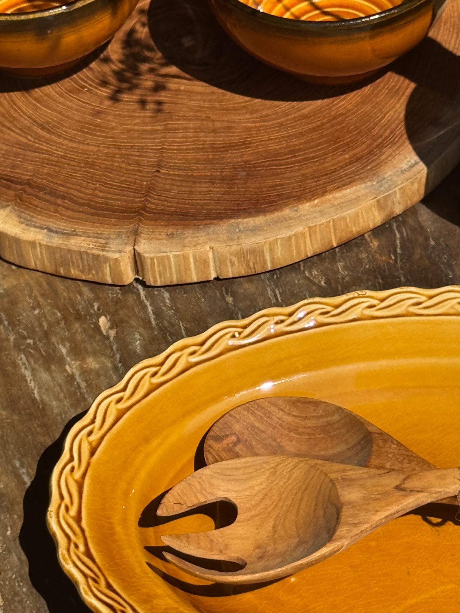 Plat ancien ovale jaune orange frise en bordure L:24