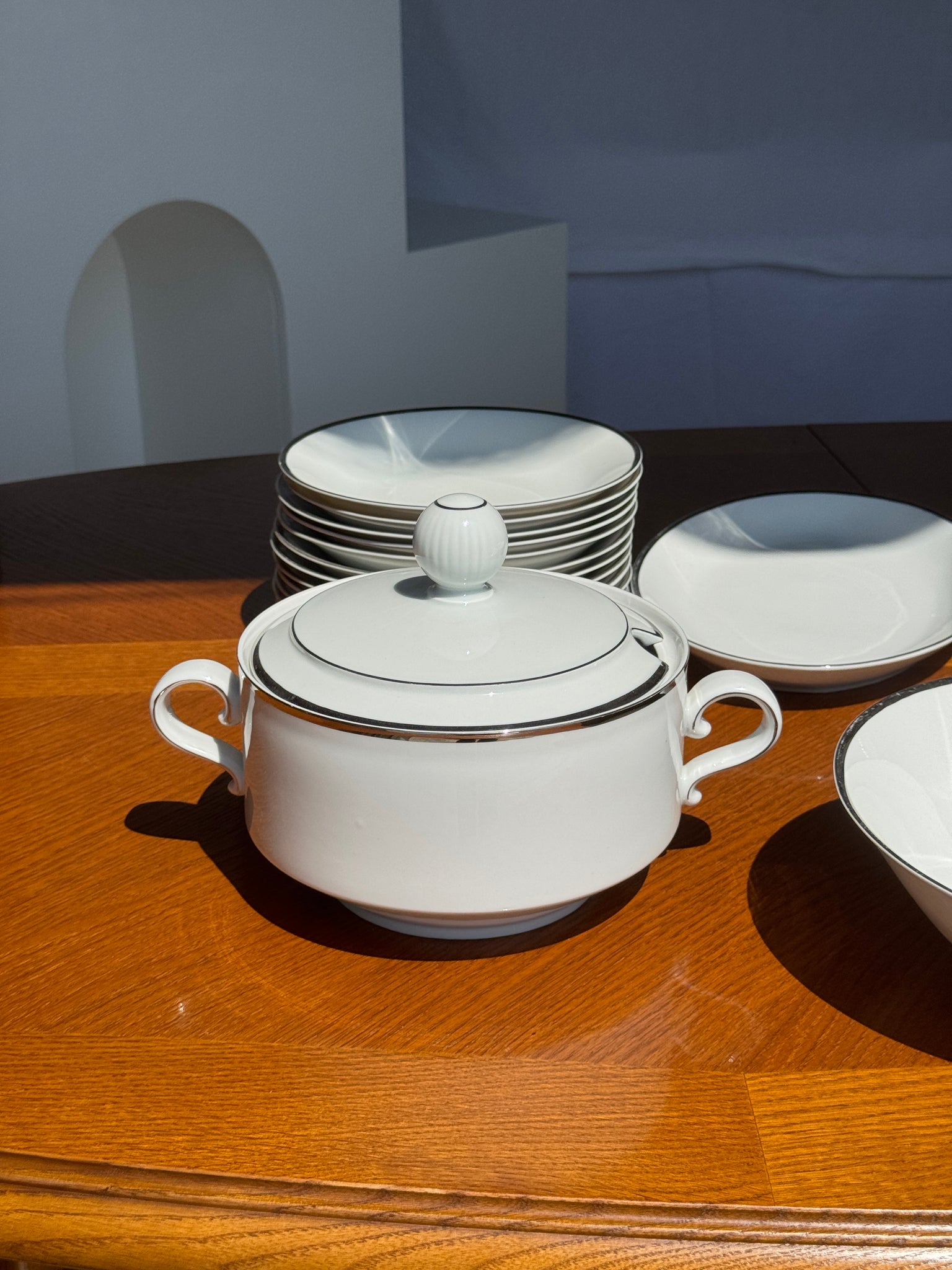Service en porcelaine allemande Winterling Marktleuthen Bavaria blanche, liseré argenté