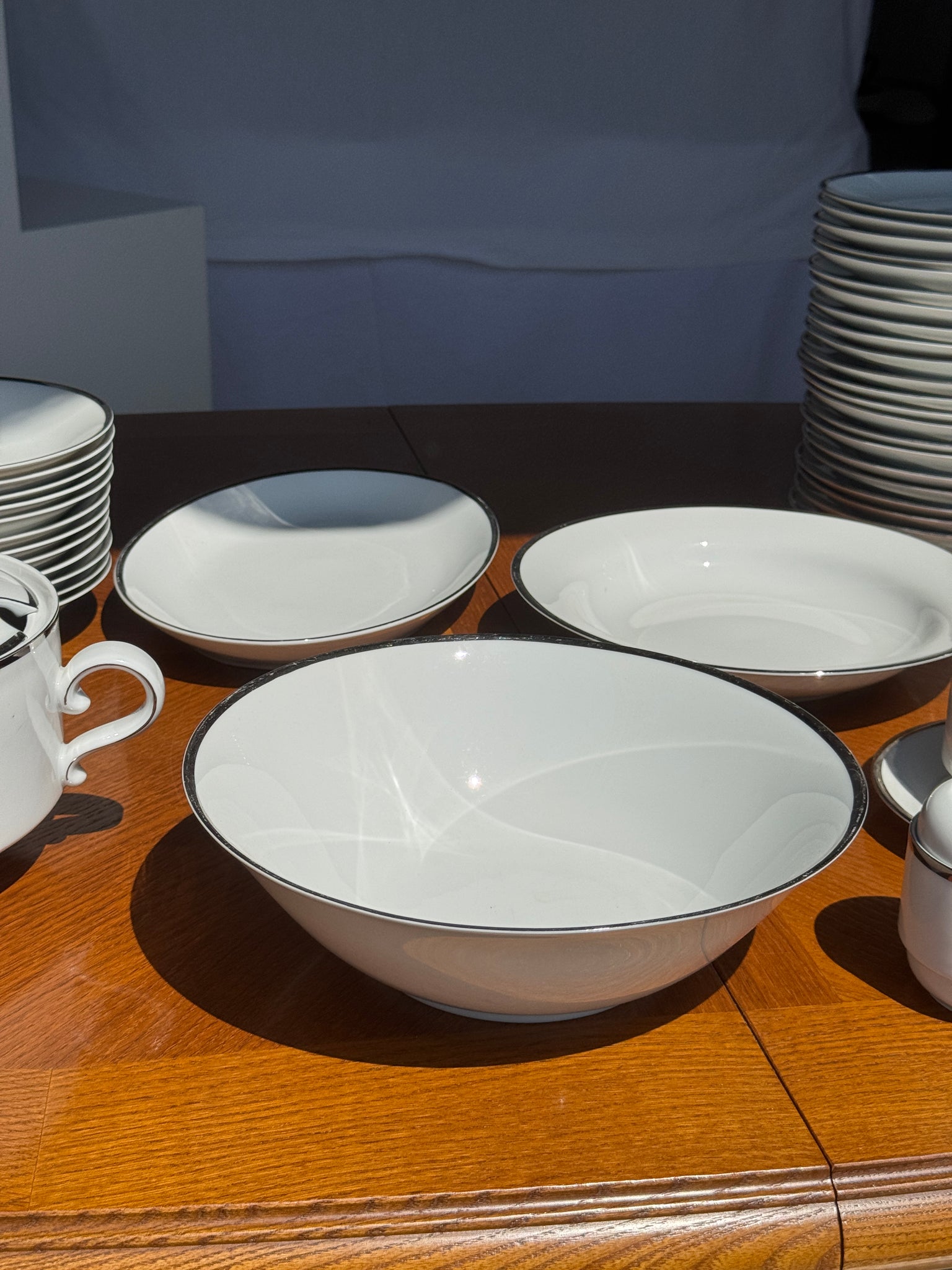Service en porcelaine allemande Winterling Marktleuthen Bavaria blanche, liseré argenté