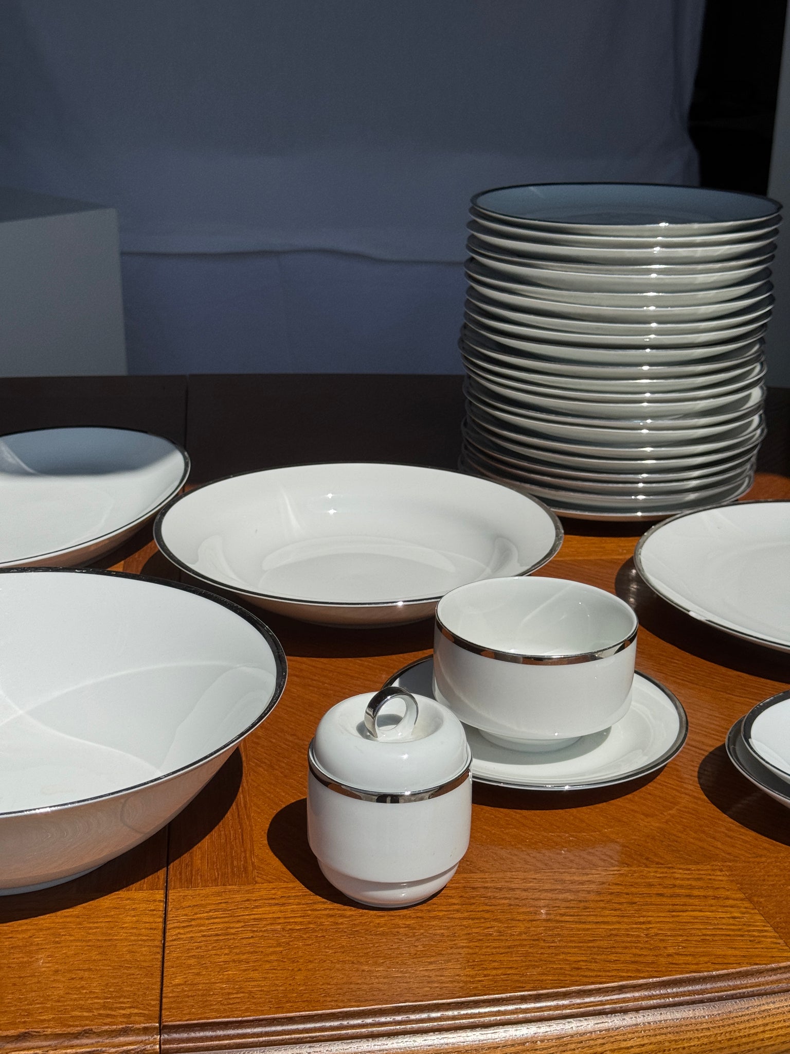 Service en porcelaine allemande Winterling Marktleuthen Bavaria blanche, liseré argenté