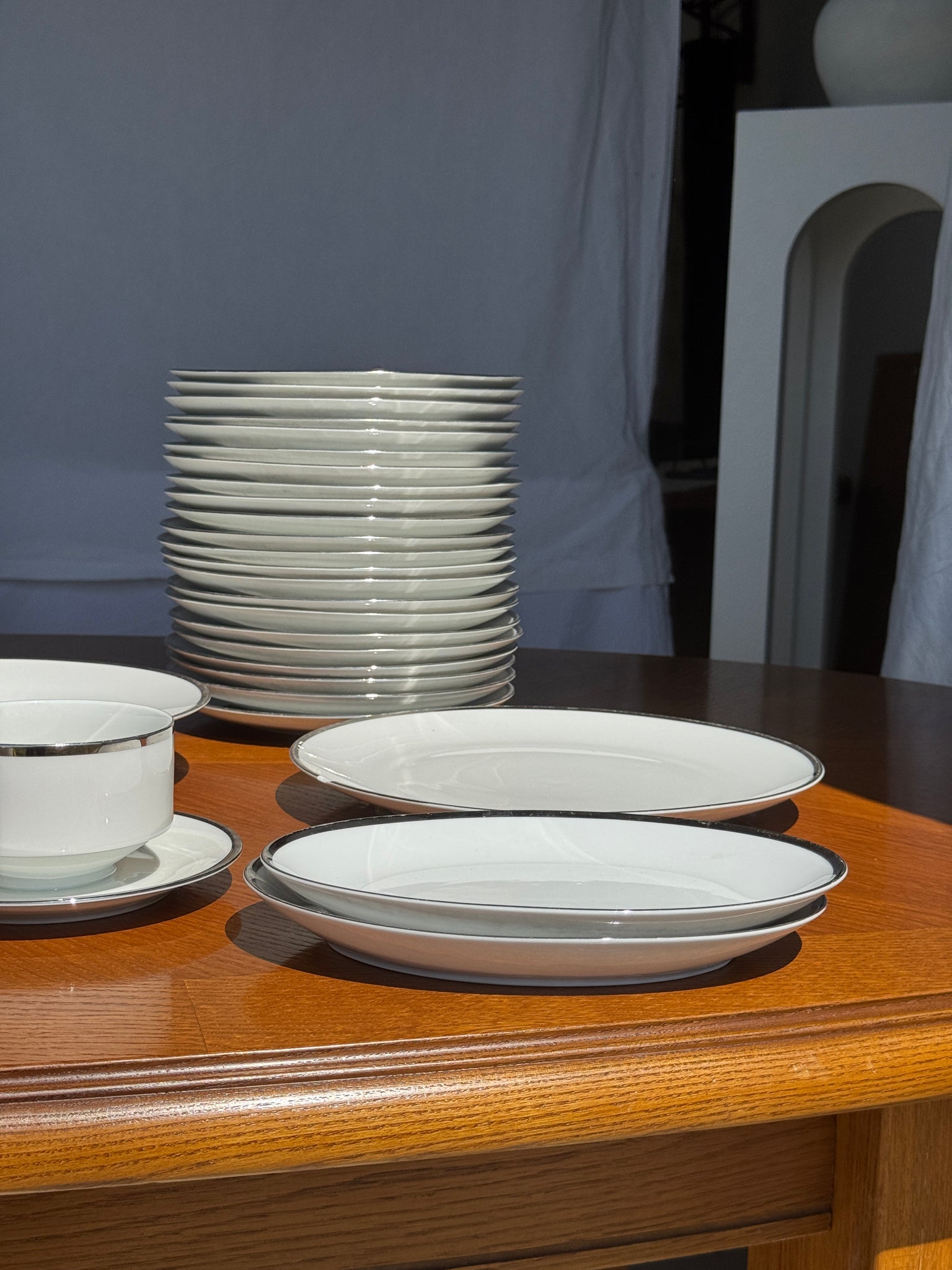 Service en porcelaine allemande Winterling Marktleuthen Bavaria blanche, liseré argenté