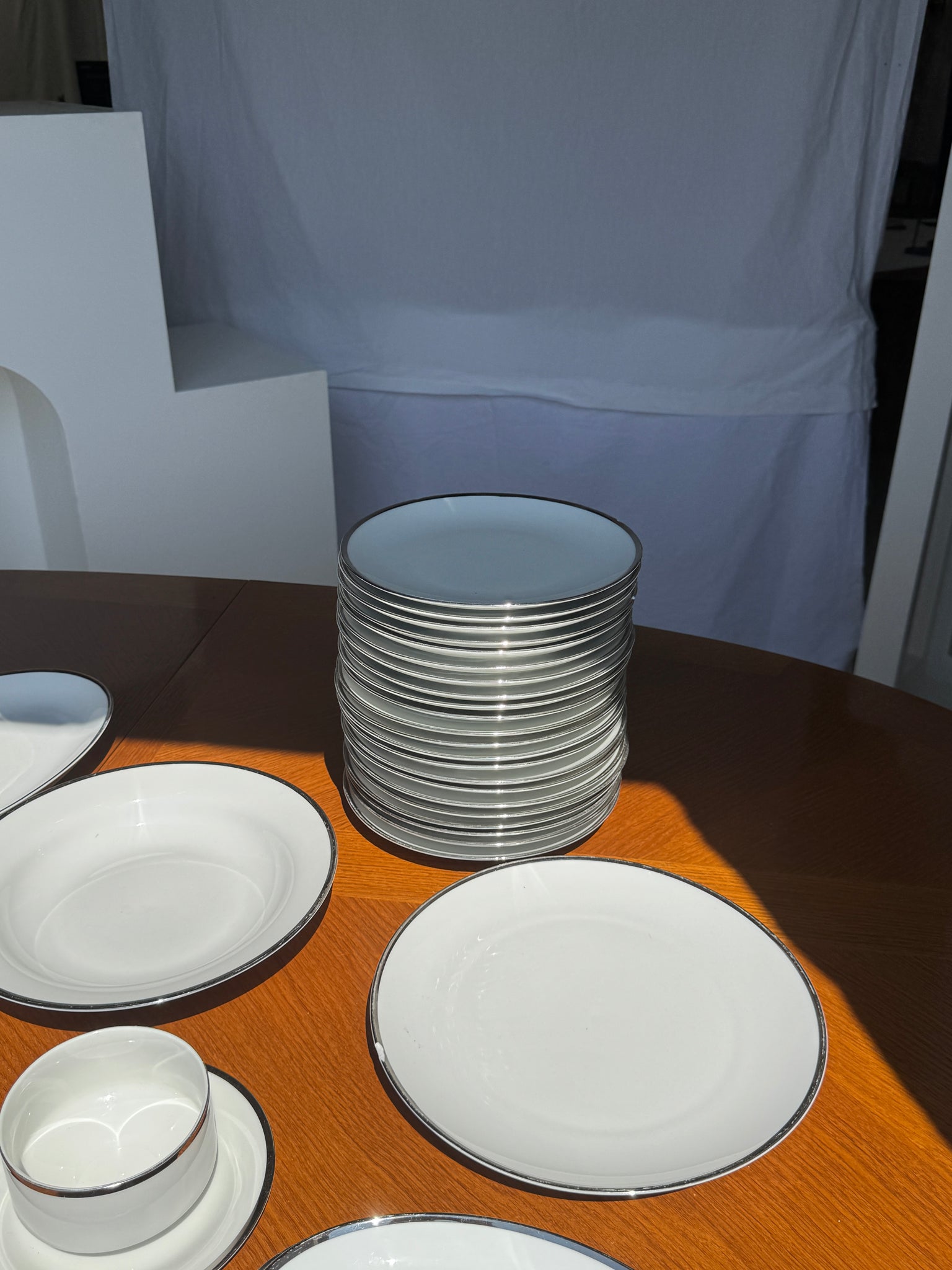 Service en porcelaine allemande Winterling Marktleuthen Bavaria blanche, liseré argenté