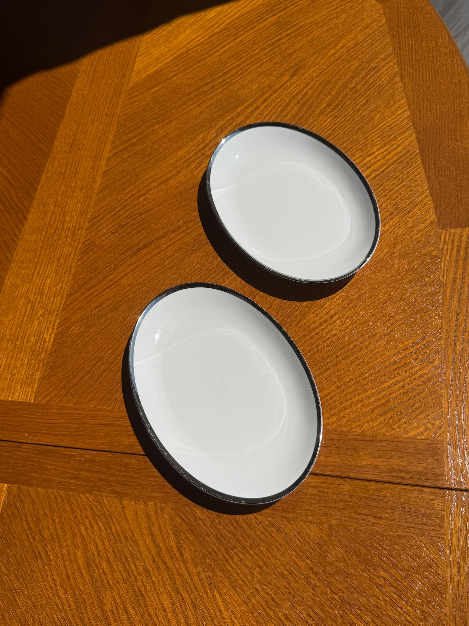 Service en porcelaine allemande Winterling Marktleuthen Bavaria blanche, liseré argenté