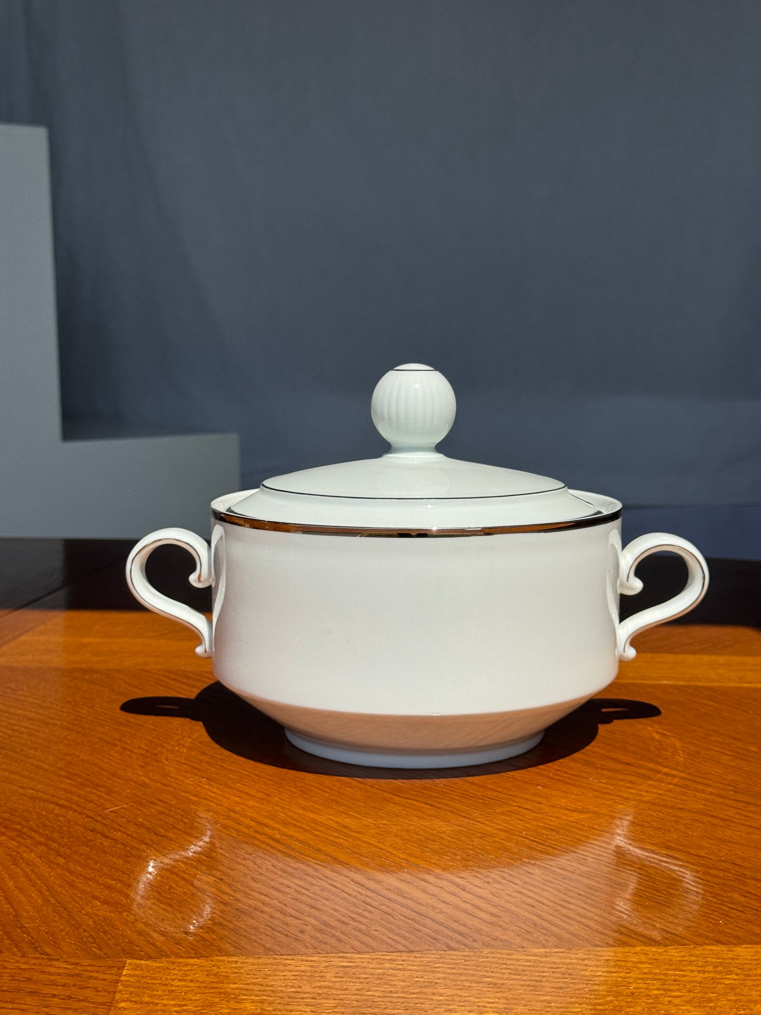 Service en porcelaine allemande Winterling Marktleuthen Bavaria blanche, liseré argenté
