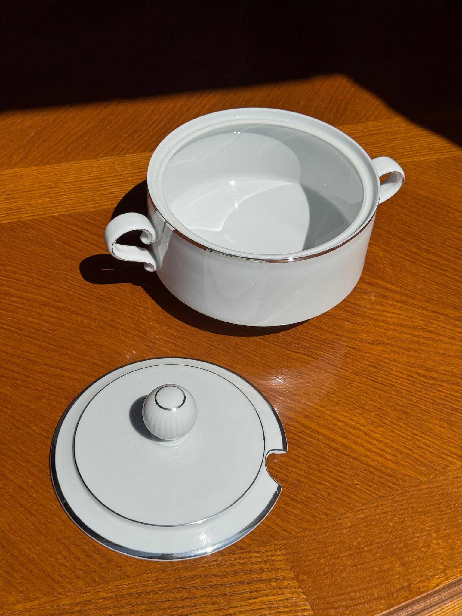 Service en porcelaine allemande Winterling Marktleuthen Bavaria blanche, liseré argenté