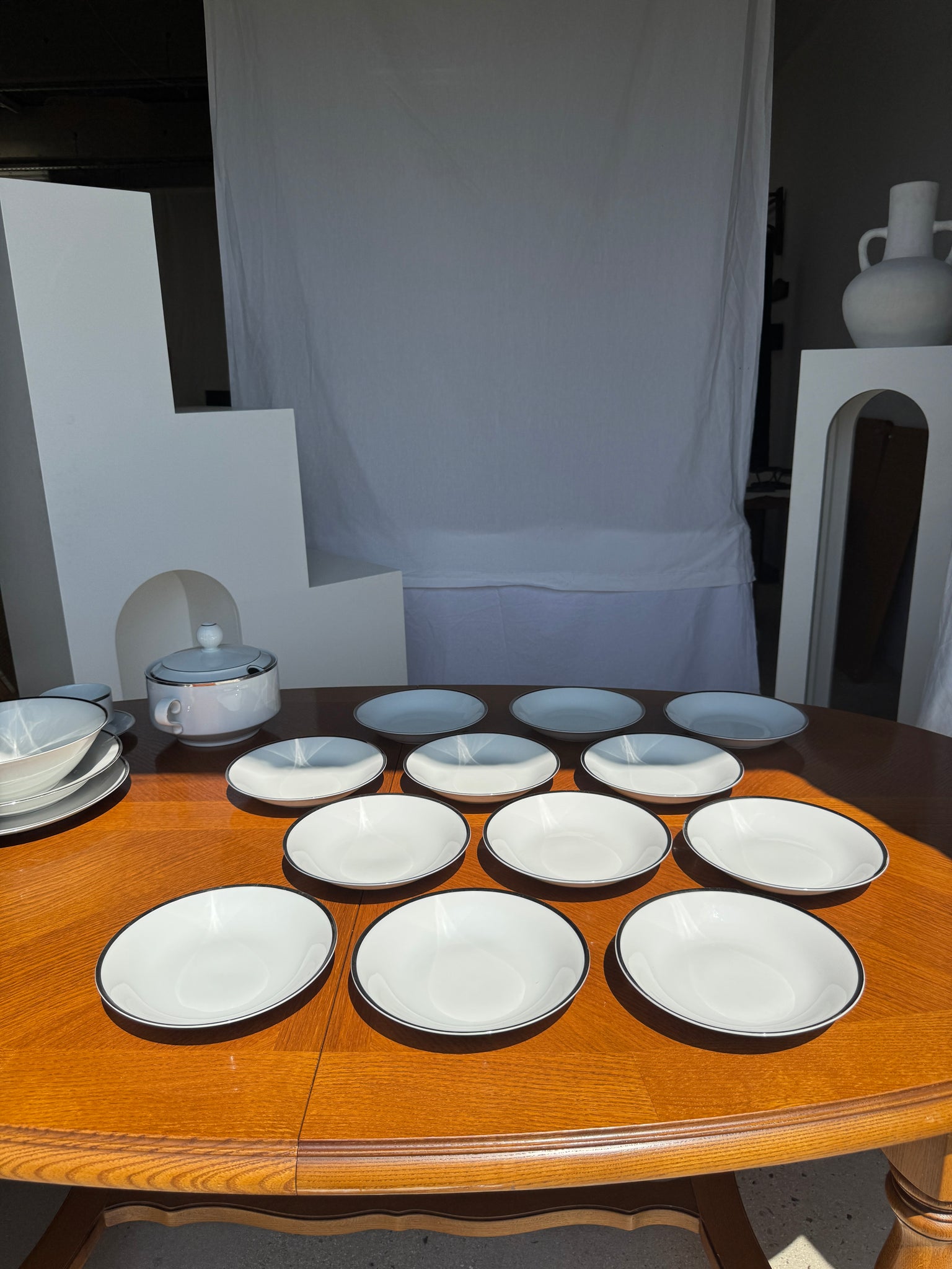 Service en porcelaine allemande Winterling Marktleuthen Bavaria blanche, liseré argenté