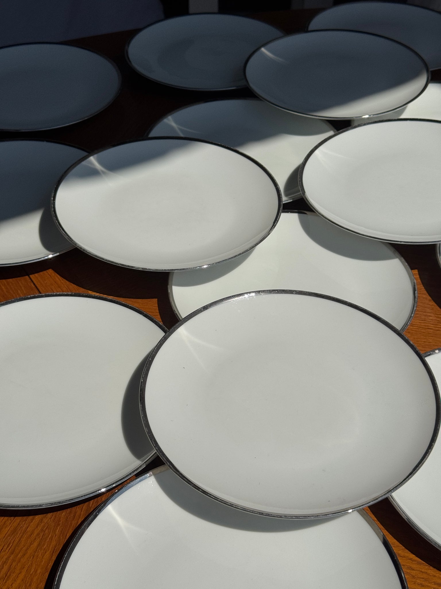 Service en porcelaine allemande Winterling Marktleuthen Bavaria blanche, liseré argenté