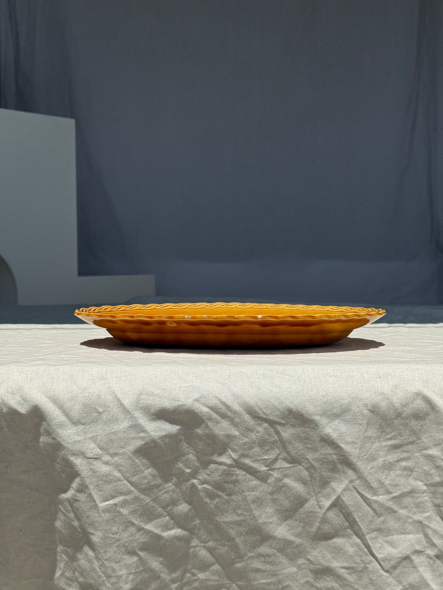 Plat ancien ovale jaune orange frise en bordure L:24