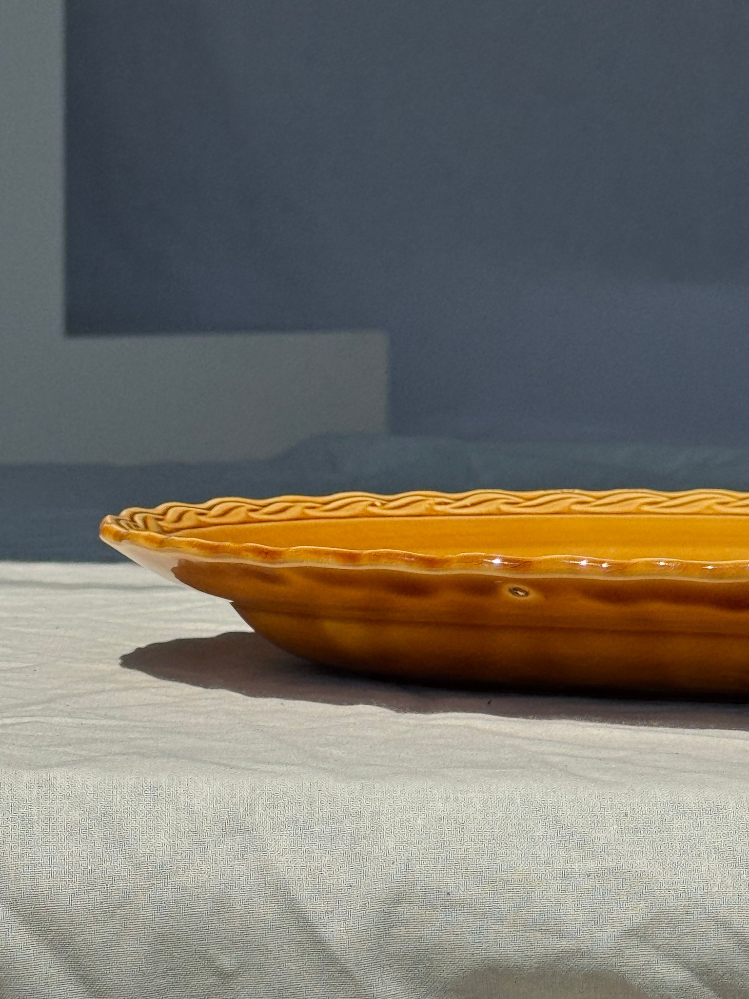 Plat ancien ovale jaune orange frise en bordure L:24
