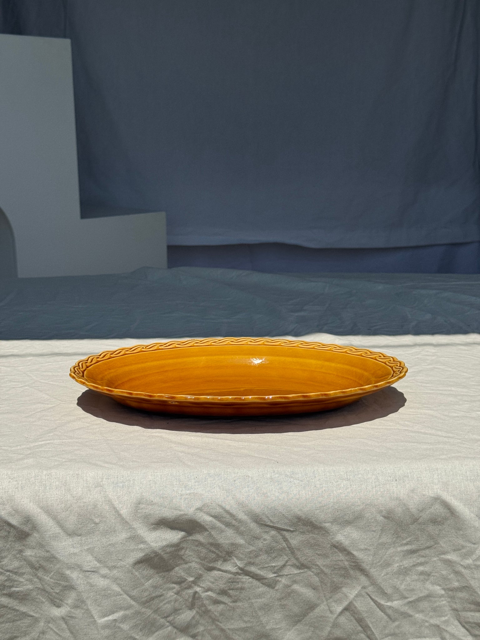 Plat ancien ovale jaune orange frise en bordure L:24