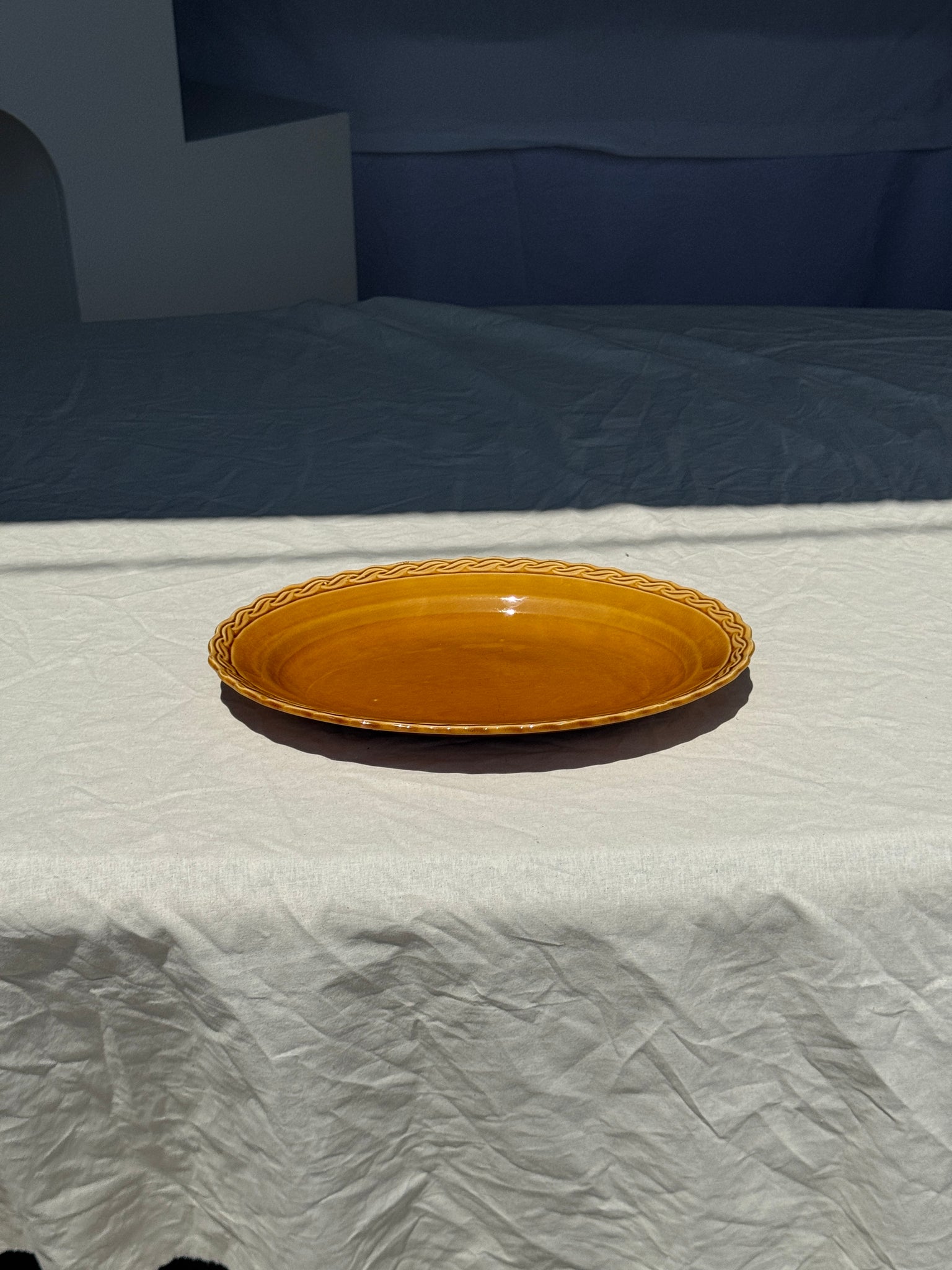 Plat ancien ovale jaune orange frise en bordure L:24