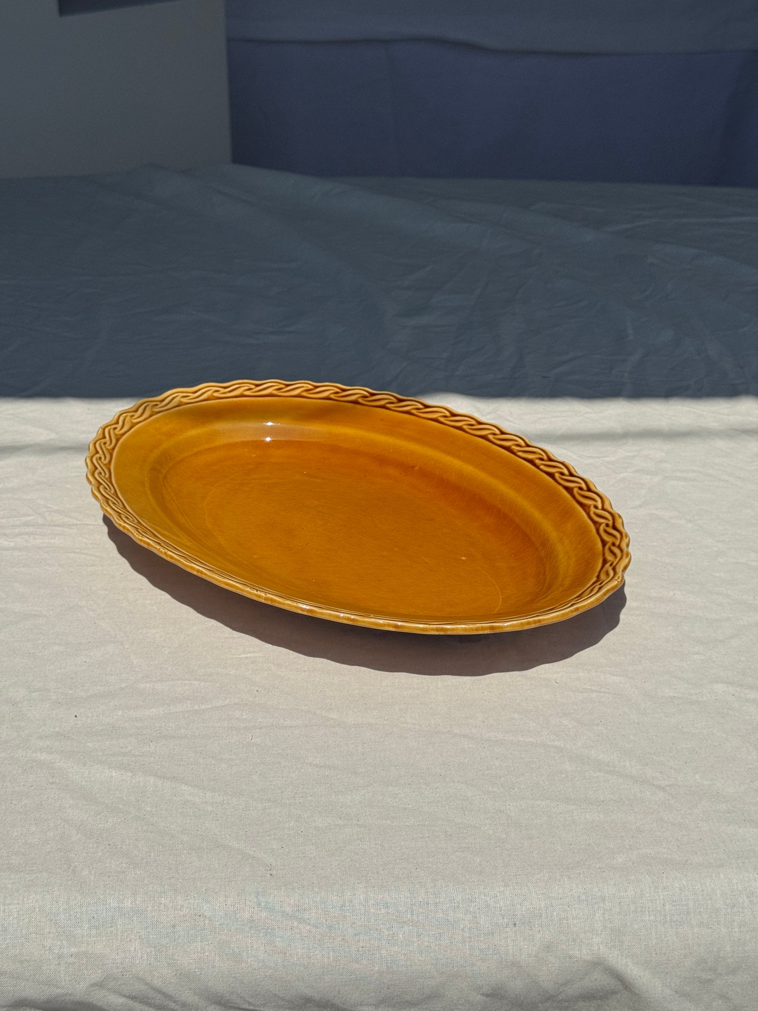 Plat ancien ovale jaune orange frise en bordure L:24