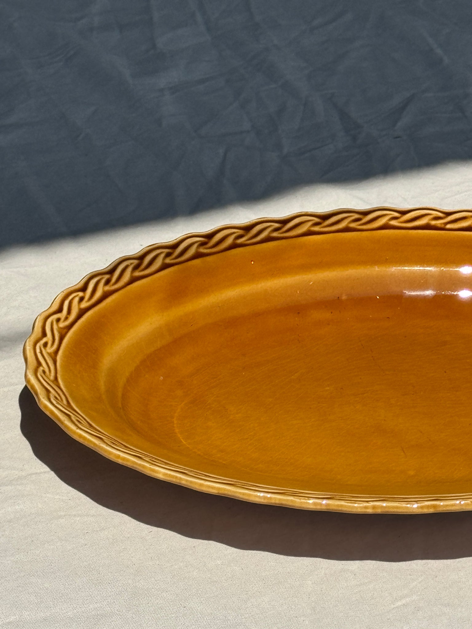 Plat ancien ovale jaune orange frise en bordure L:24