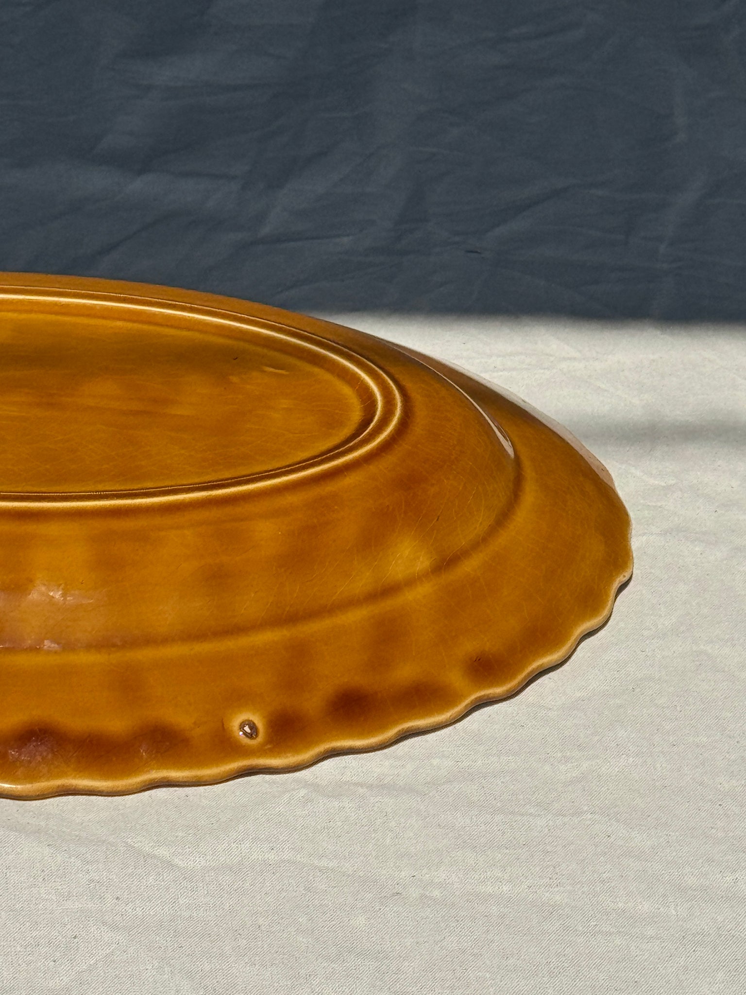 Plat ancien ovale jaune orange frise en bordure L:24