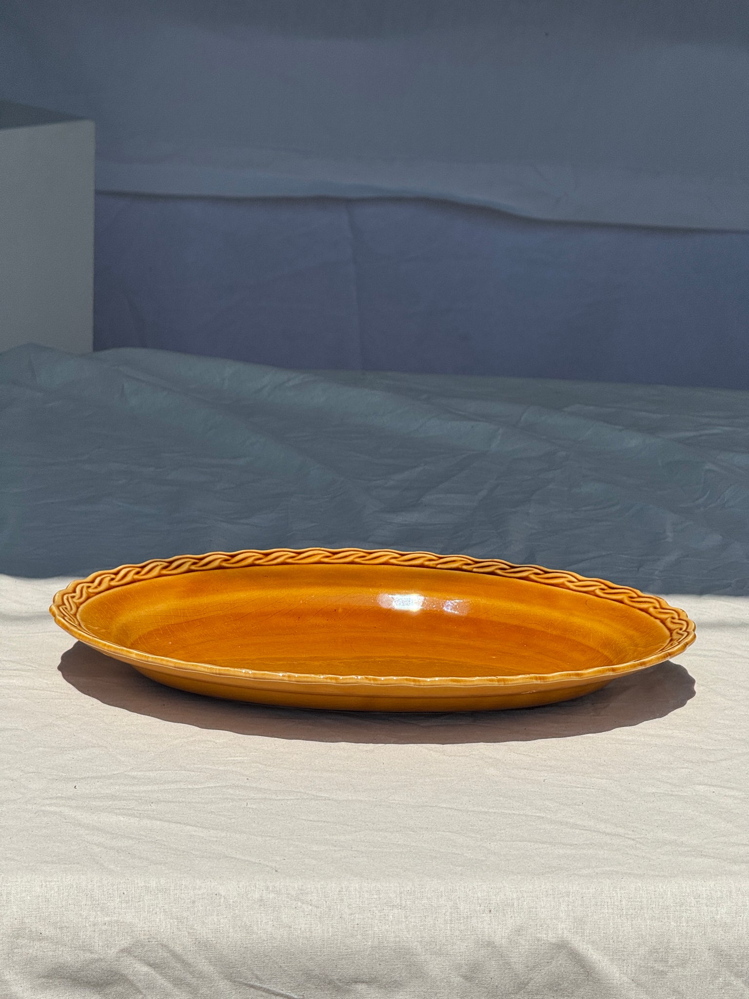 Plat ancien ovale jaune orange frise en bordure L:24