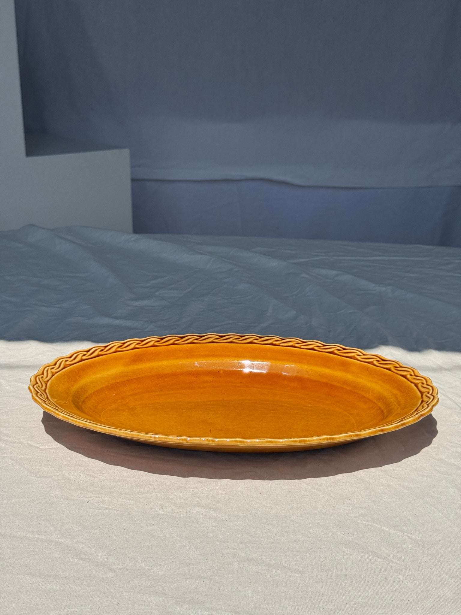 Plat ancien ovale jaune orange frise en bordure L:24