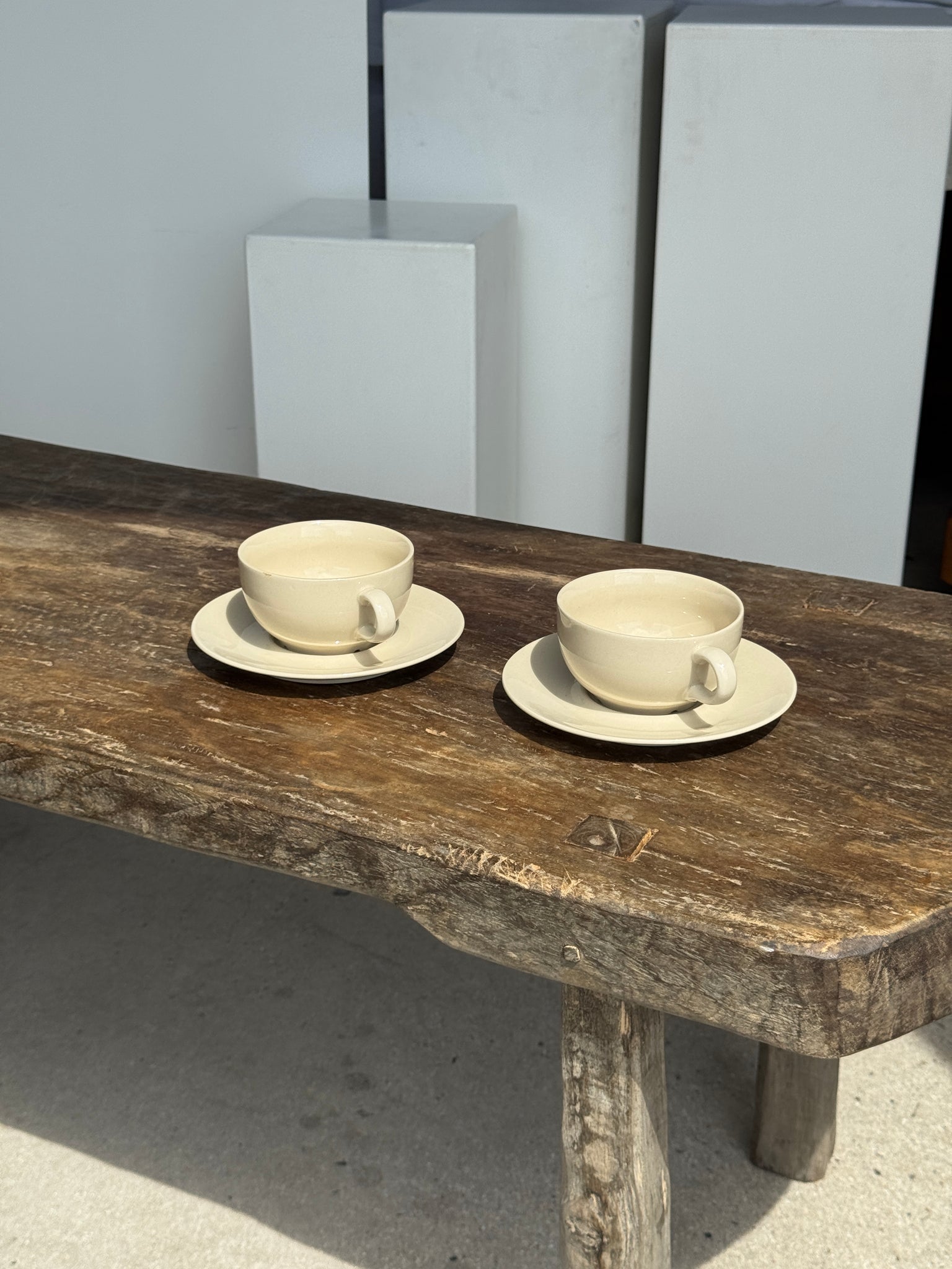 Deux tasses crèmes et leur soucoupes