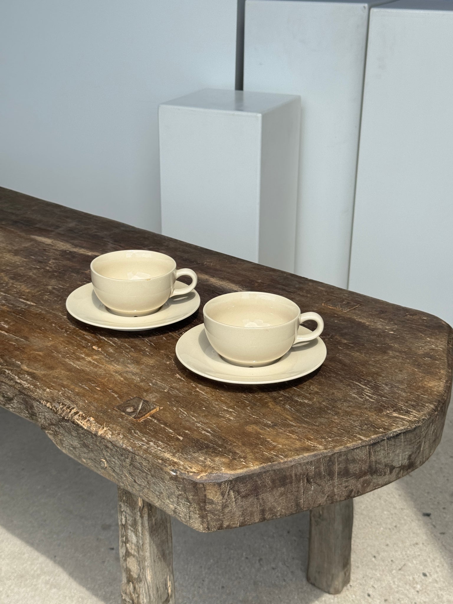 Deux tasses crèmes et leur soucoupes