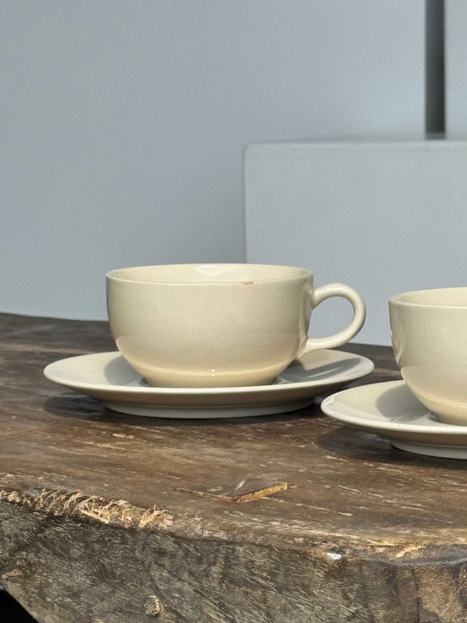Deux tasses crèmes et leur soucoupes