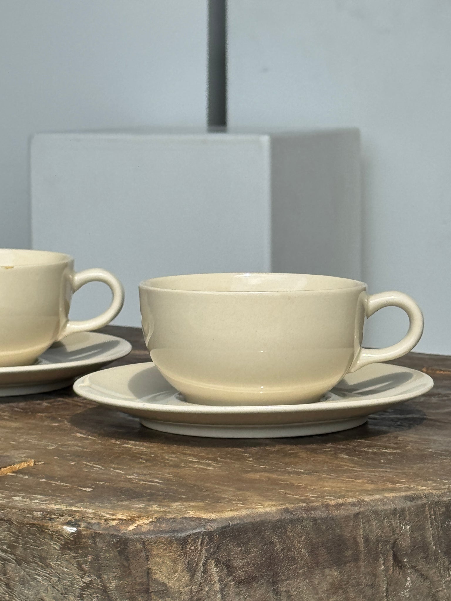 Deux tasses crèmes et leur soucoupes
