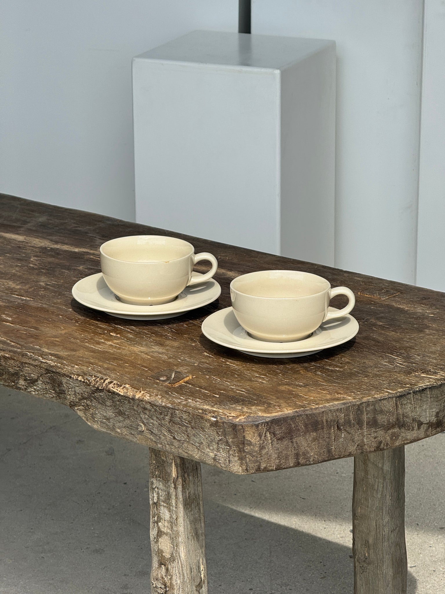 Deux tasses crèmes et leur soucoupes