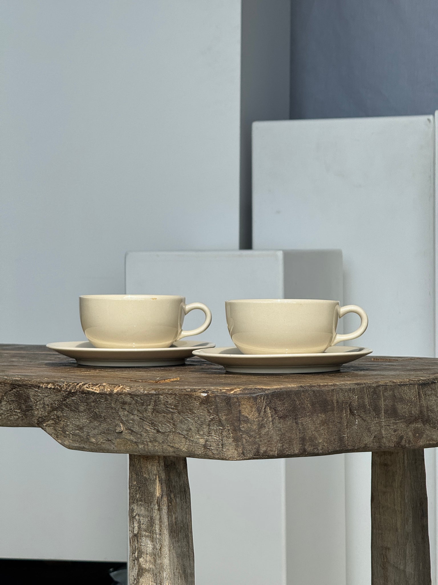 Deux tasses crèmes et leur soucoupes