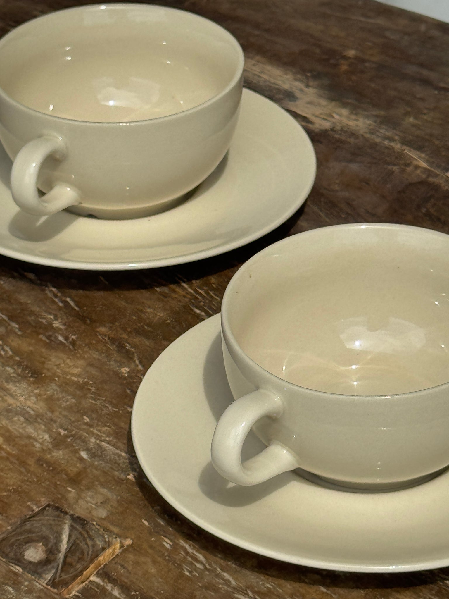 Deux tasses crèmes et leur soucoupes