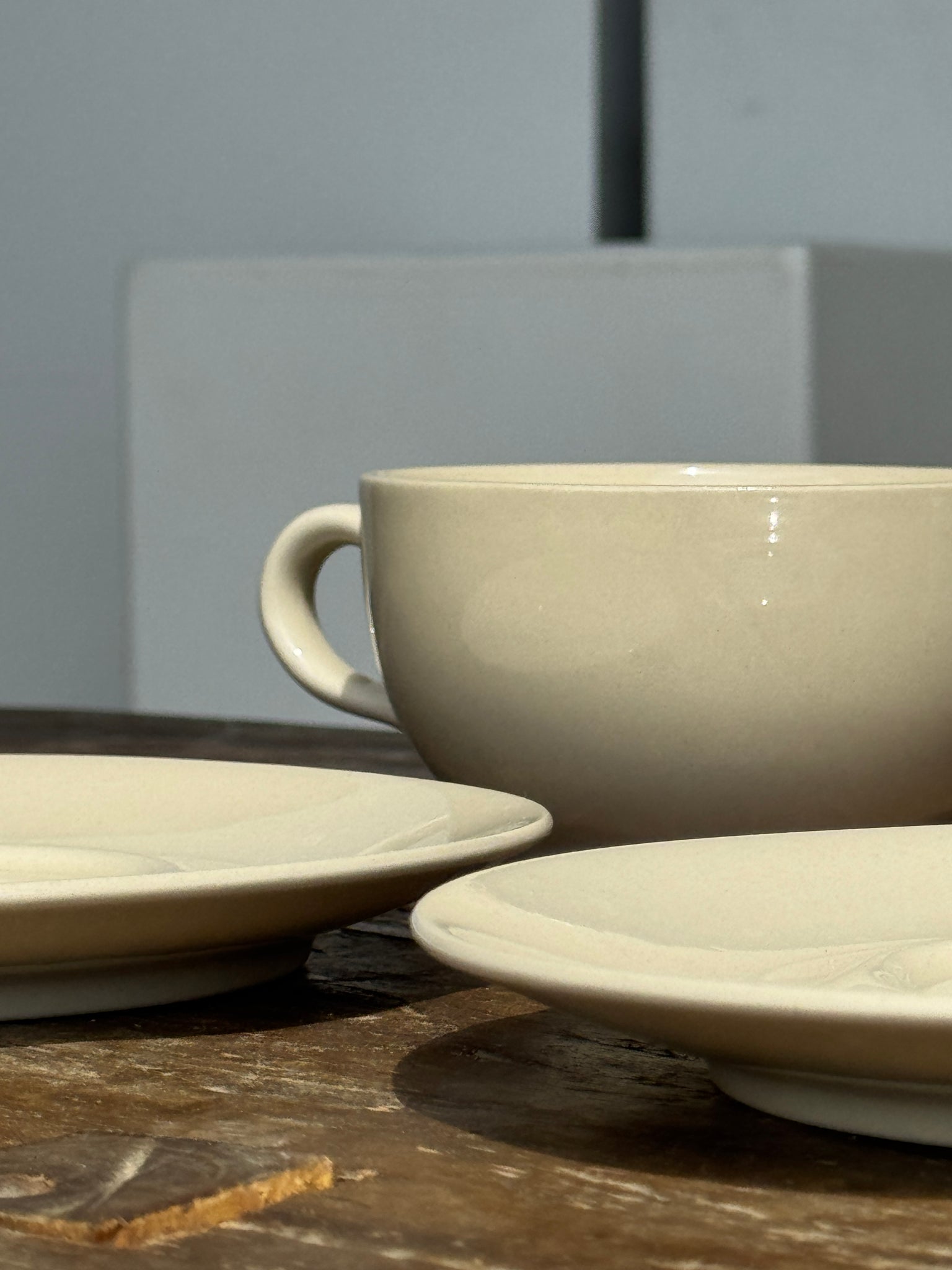 Deux tasses crèmes et leur soucoupes